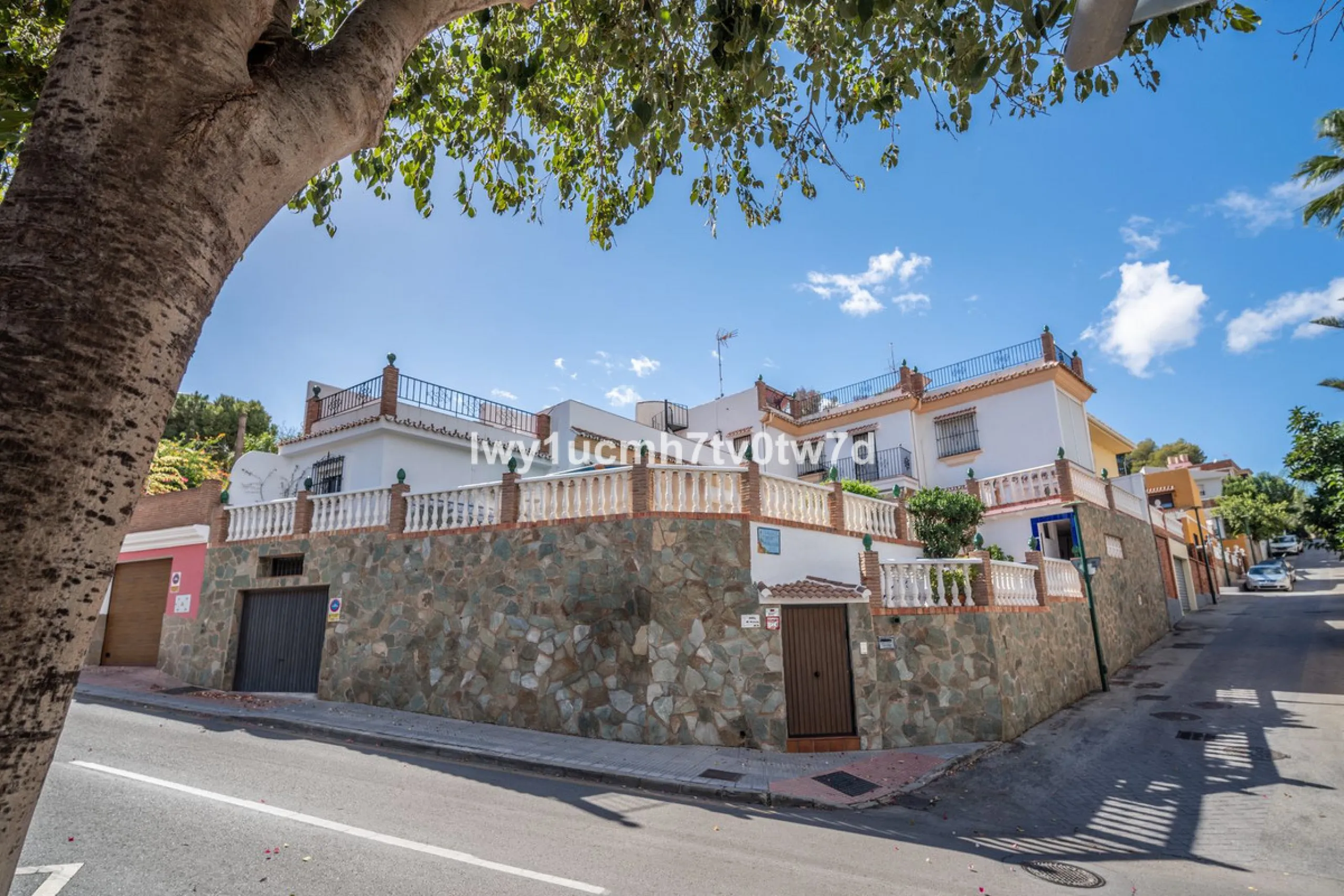 MAGNIFICENT CORNER HOUSE WITH SEA VIEWS AND A 10-MINUTE WALK TO THE CITY CENTRE