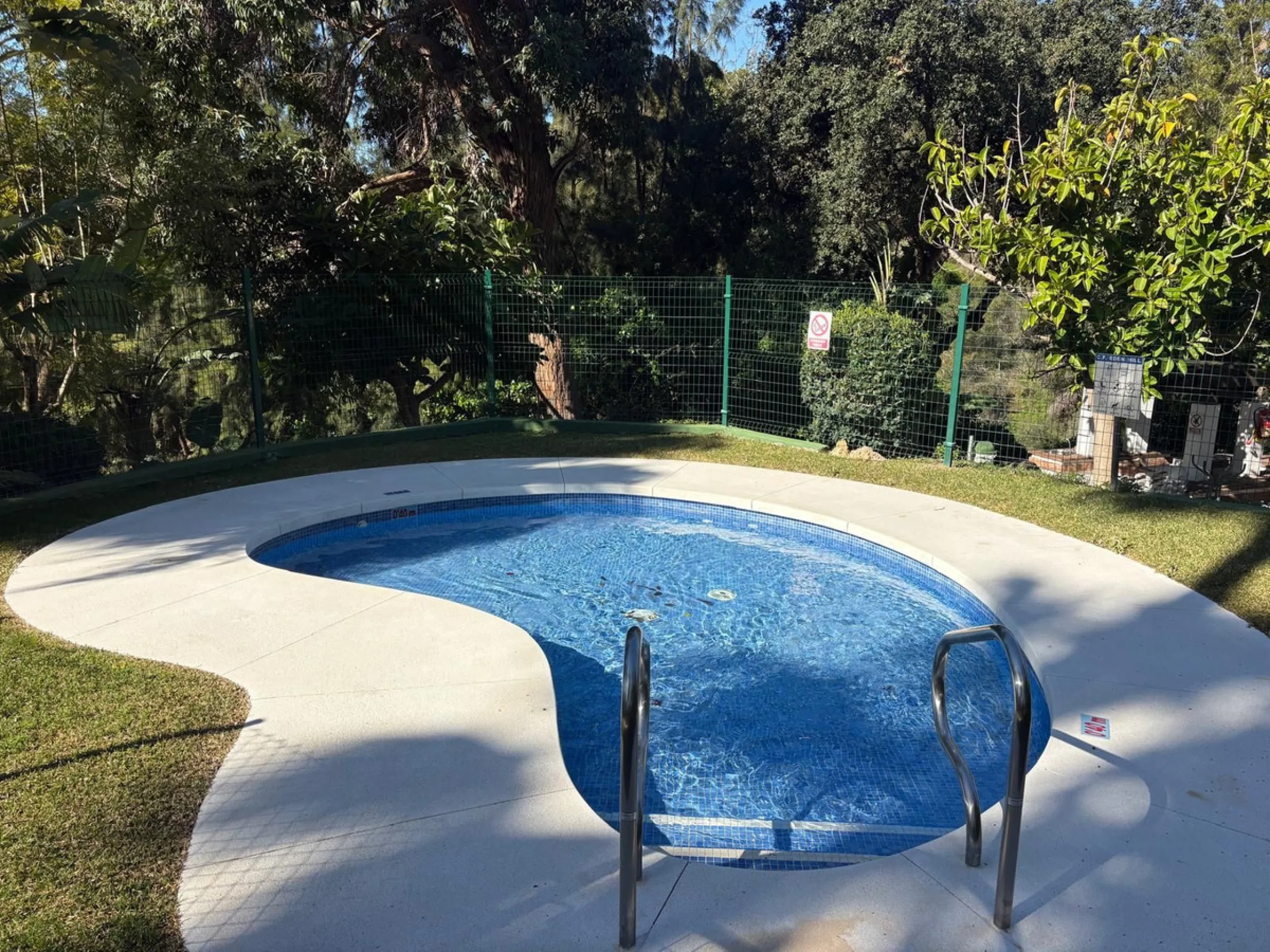 Beautiful south-facing 2-bedroom, 1-bathroom apartment located in La Reserva de Marbella.