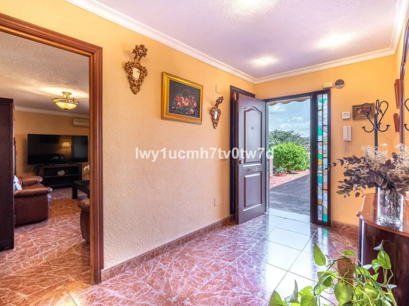 MAGNIFICENT CORNER HOUSE WITH SEA VIEWS AND A 10-MINUTE WALK TO THE CITY CENTRE