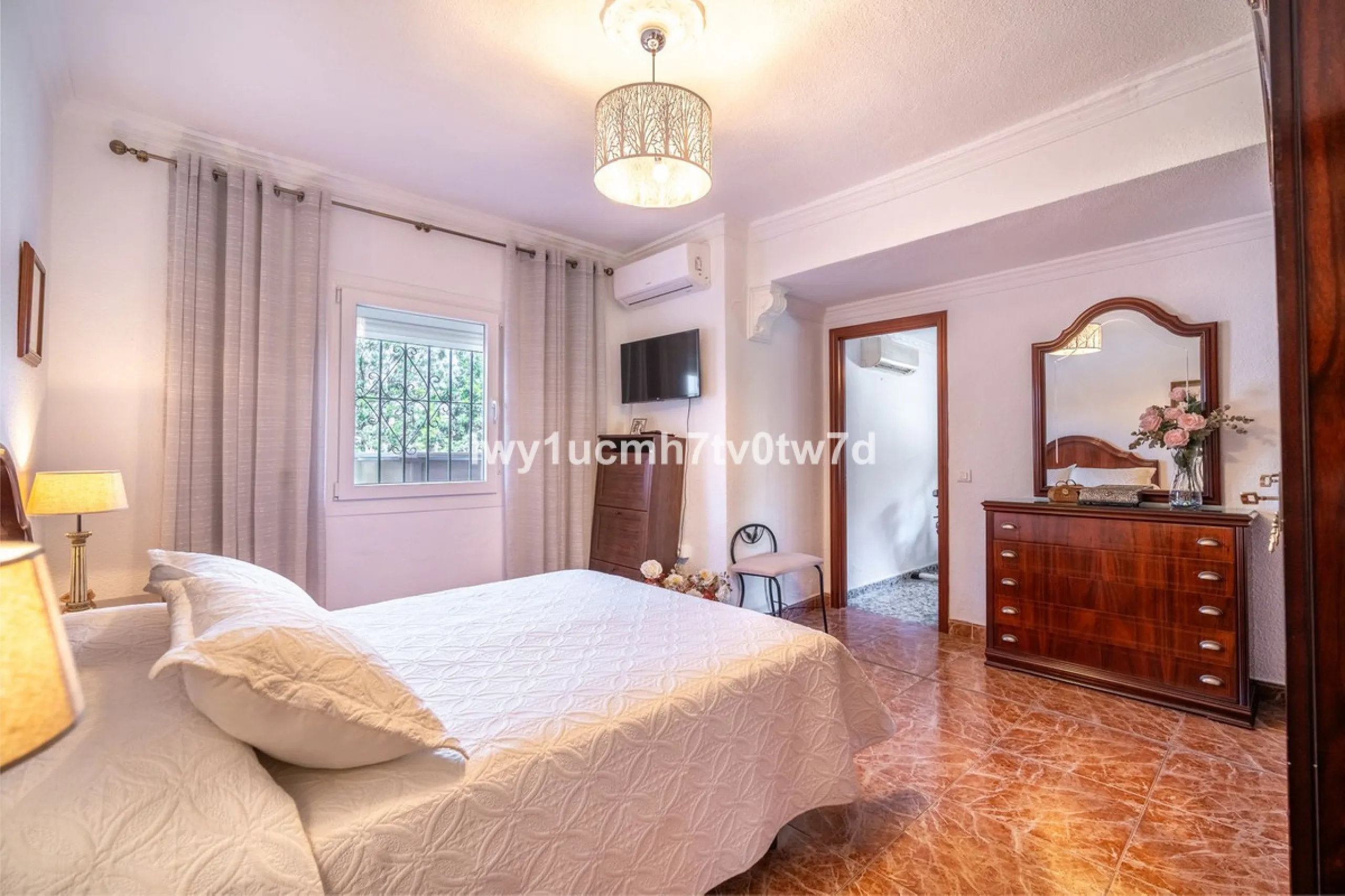 MAGNIFICENT CORNER HOUSE WITH SEA VIEWS AND A 10-MINUTE WALK TO THE CITY CENTRE