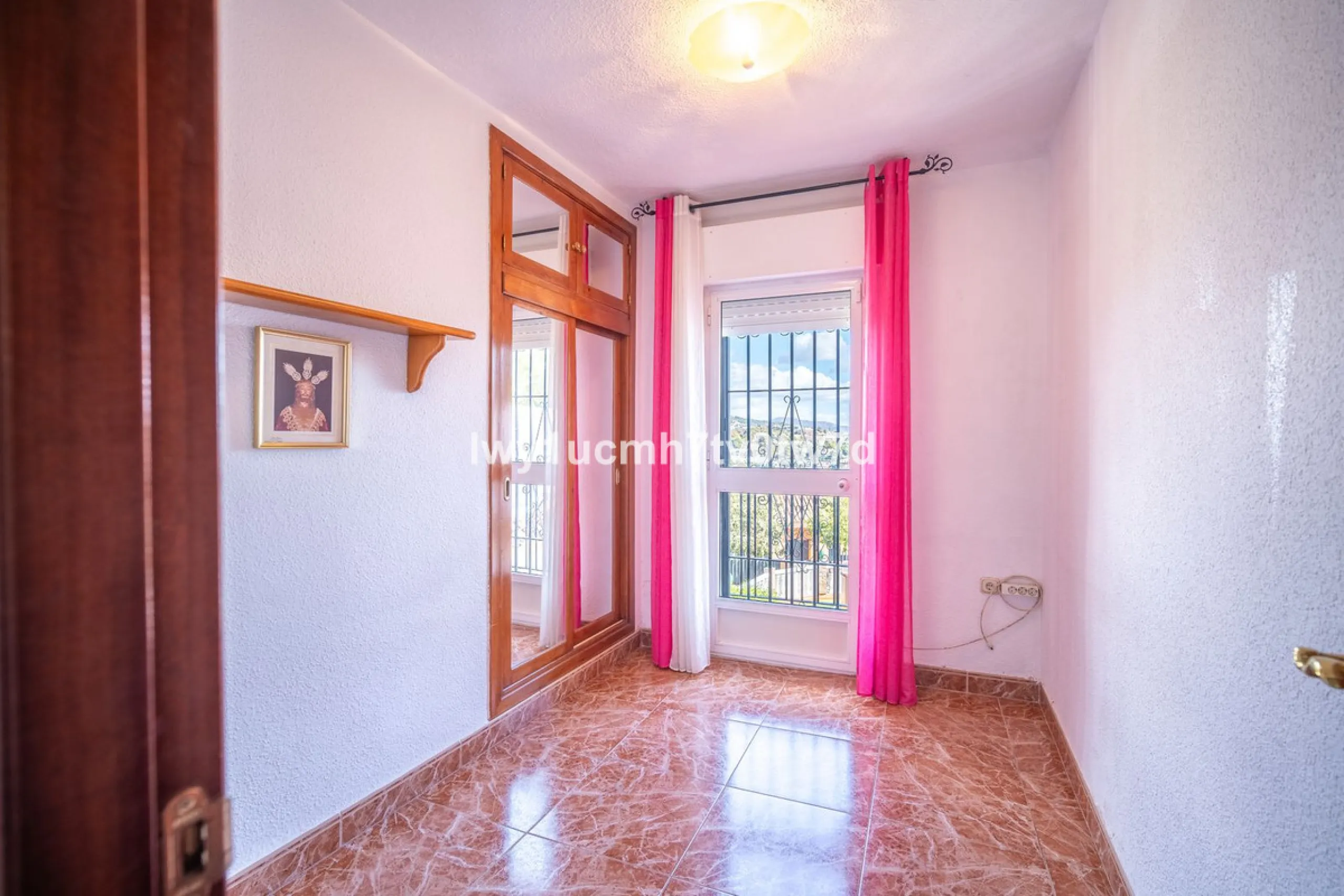 MAGNIFICENT CORNER HOUSE WITH SEA VIEWS AND A 10-MINUTE WALK TO THE CITY CENTRE