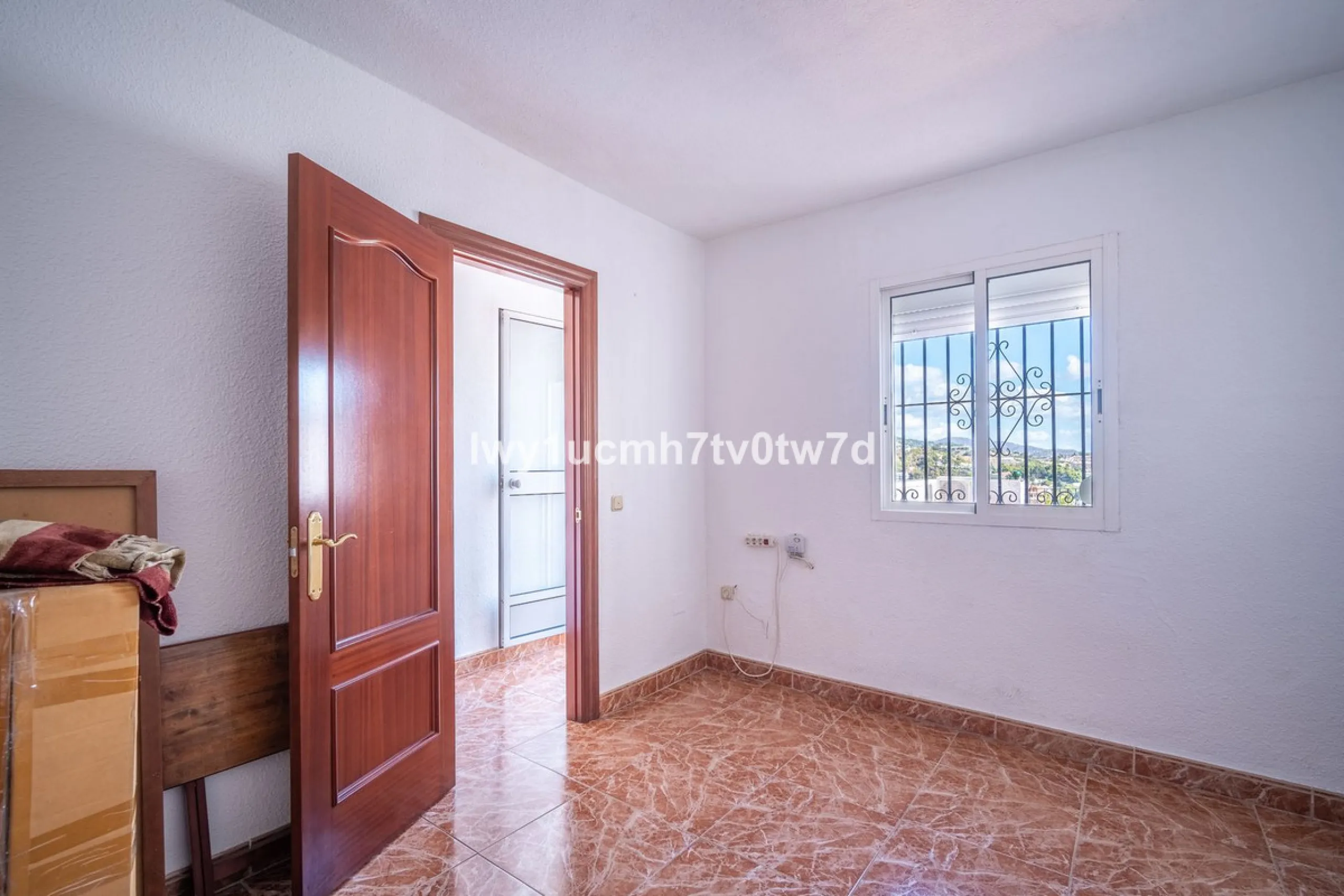 MAGNIFICENT CORNER HOUSE WITH SEA VIEWS AND A 10-MINUTE WALK TO THE CITY CENTRE