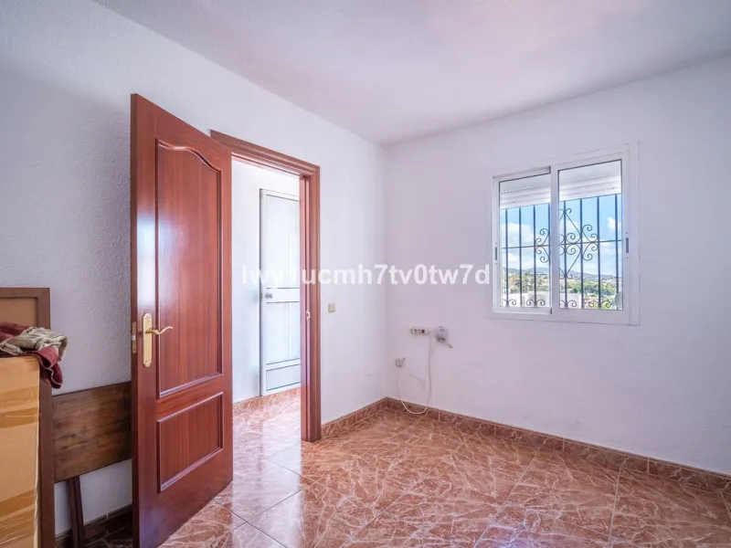 MAGNIFICENT CORNER HOUSE WITH SEA VIEWS AND A 10-MINUTE WALK TO THE CITY CENTRE