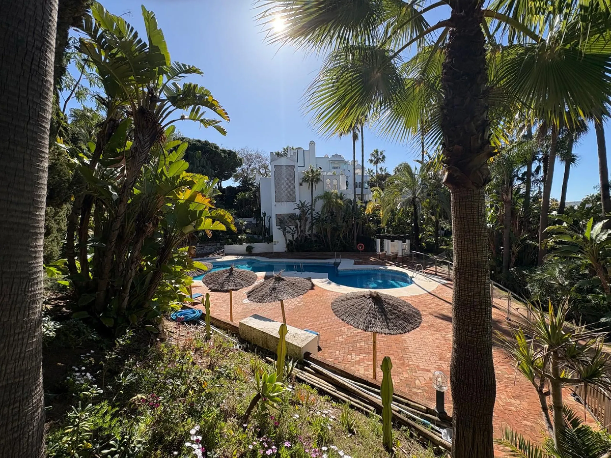 Beautiful south-facing 2-bedroom, 1-bathroom apartment located in La Reserva de Marbella.