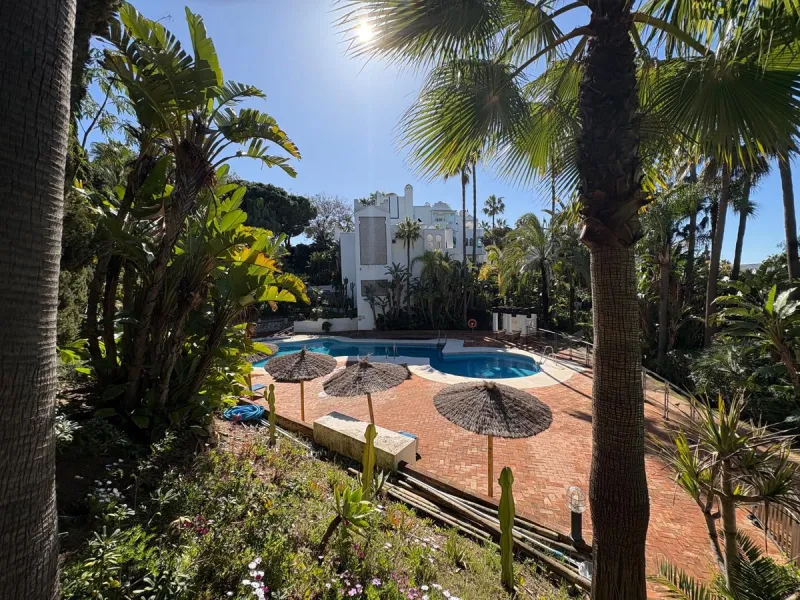 Beautiful south-facing 2-bedroom, 1-bathroom apartment located in La Reserva de Marbella.
