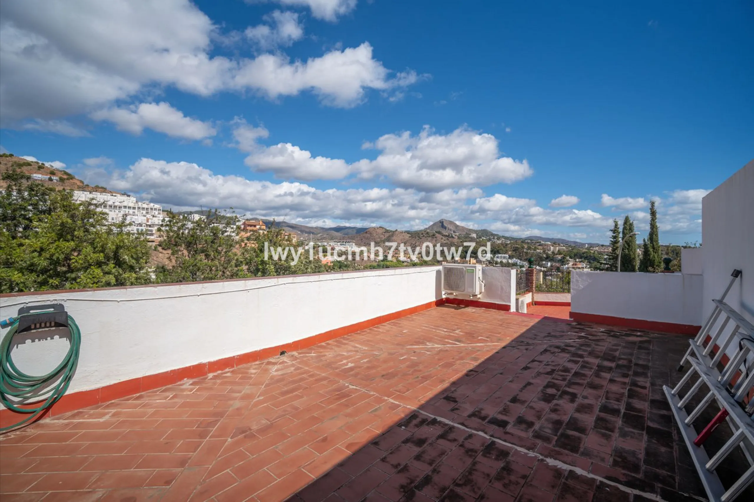 MAGNIFICENT CORNER HOUSE WITH SEA VIEWS AND A 10-MINUTE WALK TO THE CITY CENTRE
