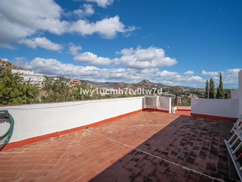 MAGNIFICENT CORNER HOUSE WITH SEA VIEWS AND A 10-MINUTE WALK TO THE CITY CENTRE
