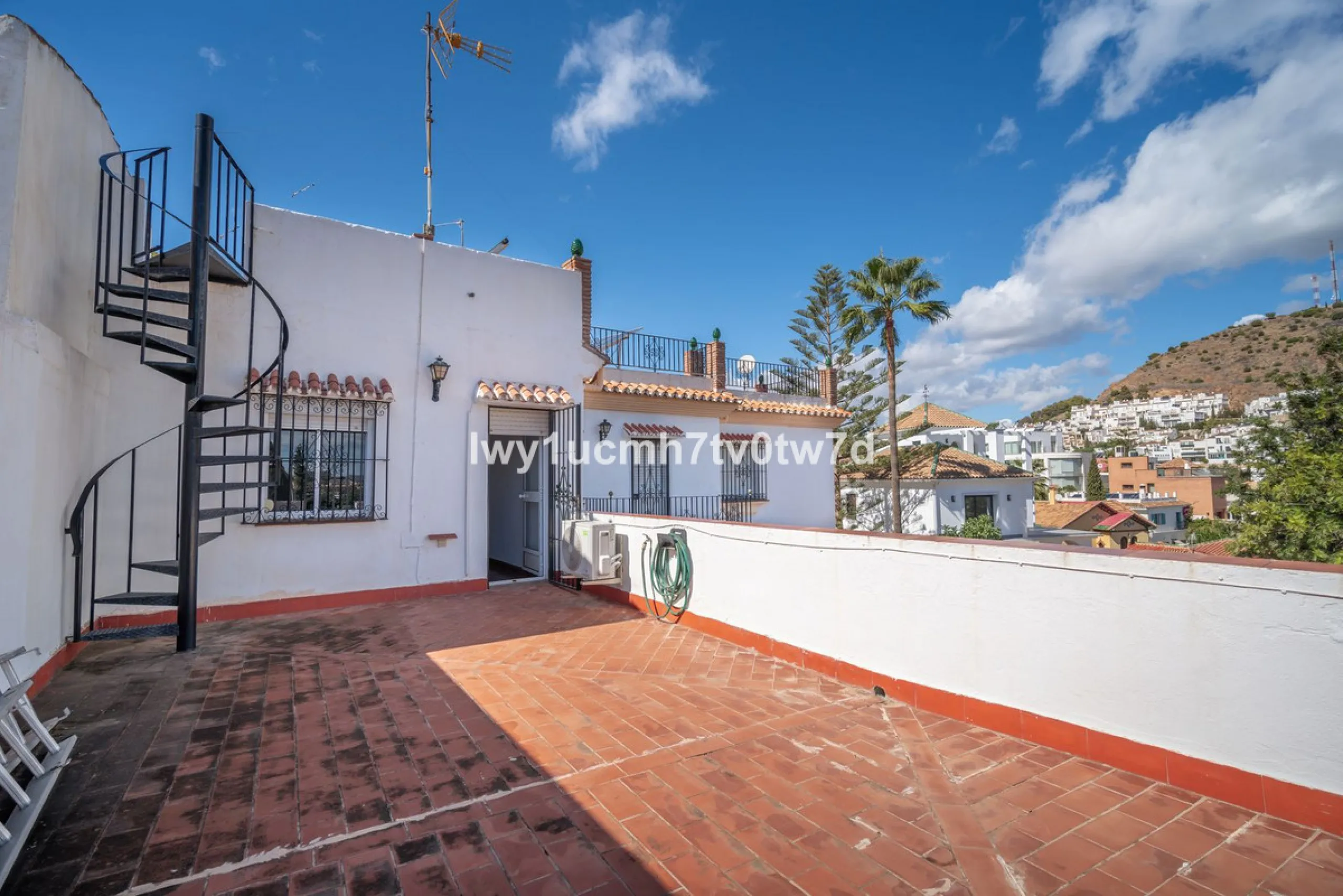 MAGNIFICENT CORNER HOUSE WITH SEA VIEWS AND A 10-MINUTE WALK TO THE CITY CENTRE