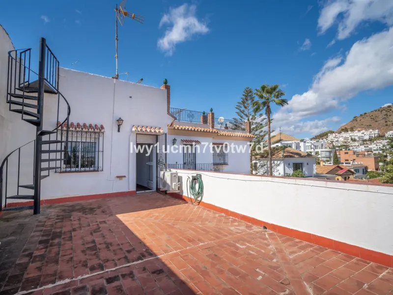 MAGNIFICENT CORNER HOUSE WITH SEA VIEWS AND A 10-MINUTE WALK TO THE CITY CENTRE