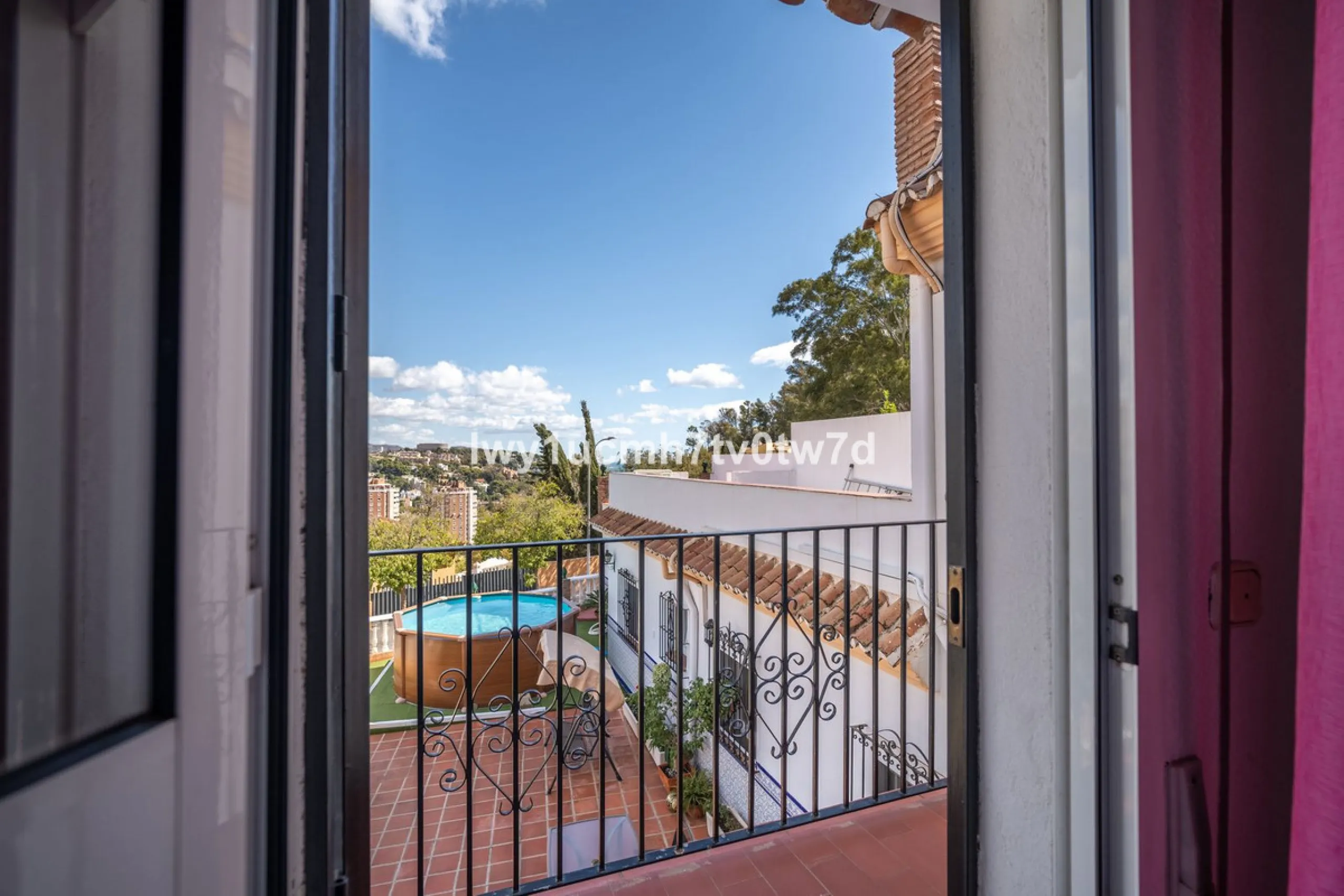 MAGNIFICENT CORNER HOUSE WITH SEA VIEWS AND A 10-MINUTE WALK TO THE CITY CENTRE