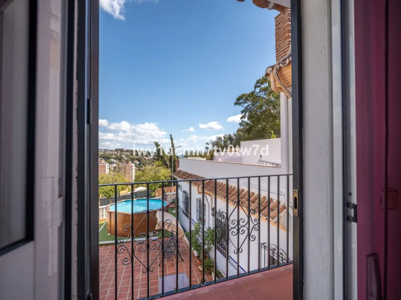 MAGNIFICENT CORNER HOUSE WITH SEA VIEWS AND A 10-MINUTE WALK TO THE CITY CENTRE