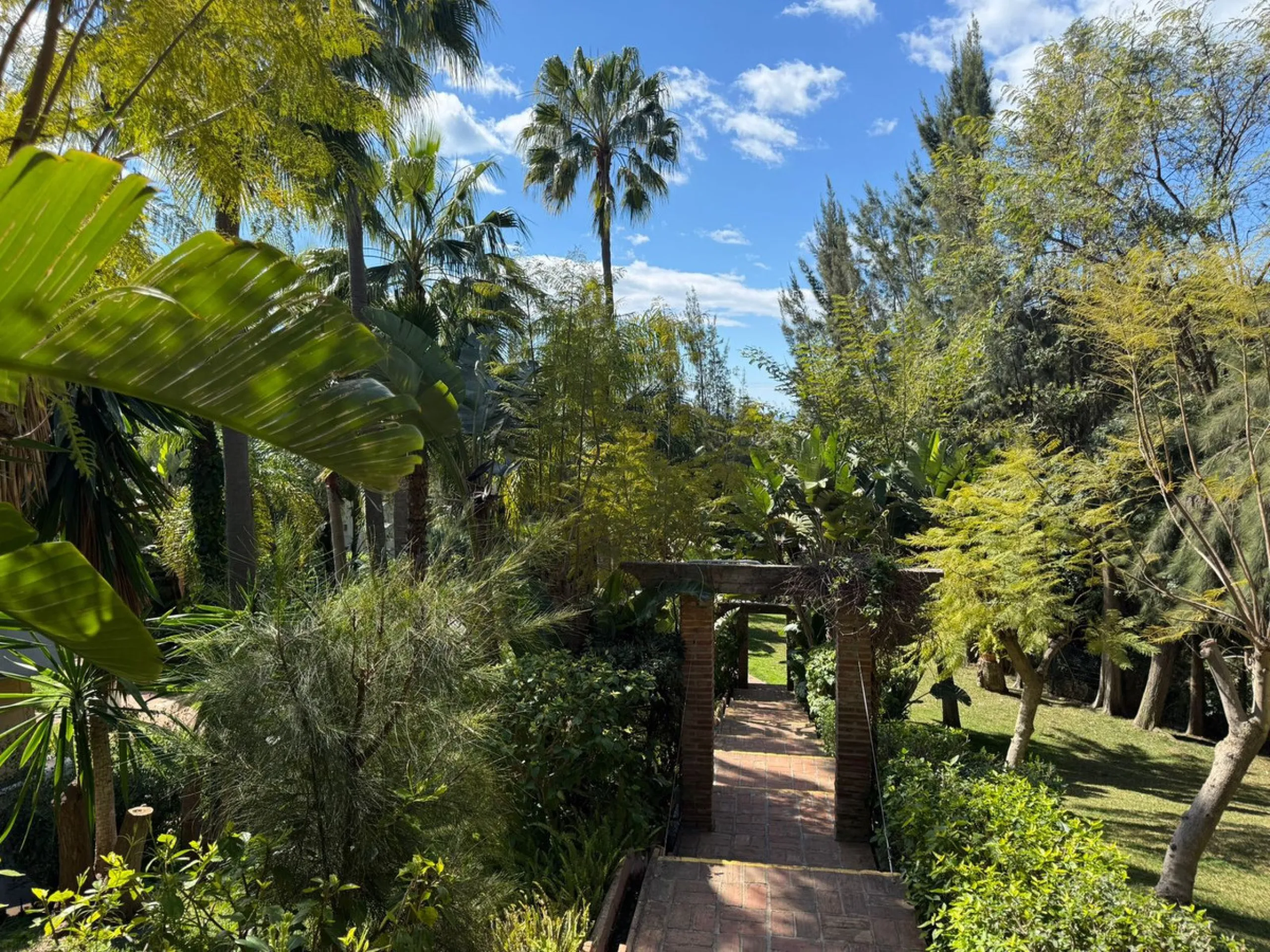 Beautiful south-facing 2-bedroom, 1-bathroom apartment located in La Reserva de Marbella.