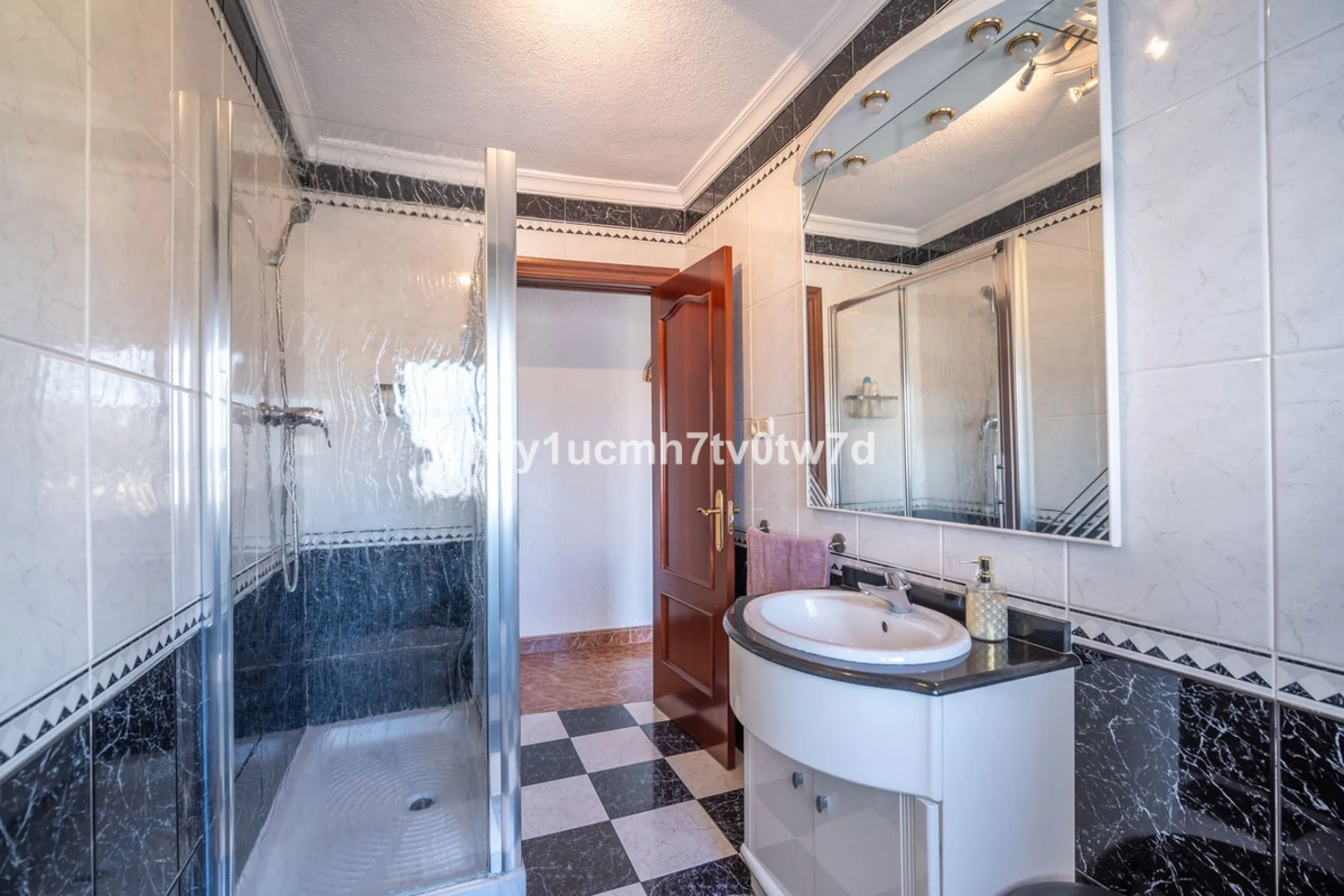 MAGNIFICENT CORNER HOUSE WITH SEA VIEWS AND A 10-MINUTE WALK TO THE CITY CENTRE