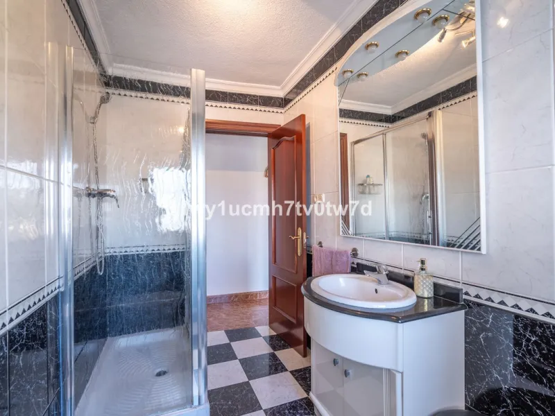 MAGNIFICENT CORNER HOUSE WITH SEA VIEWS AND A 10-MINUTE WALK TO THE CITY CENTRE