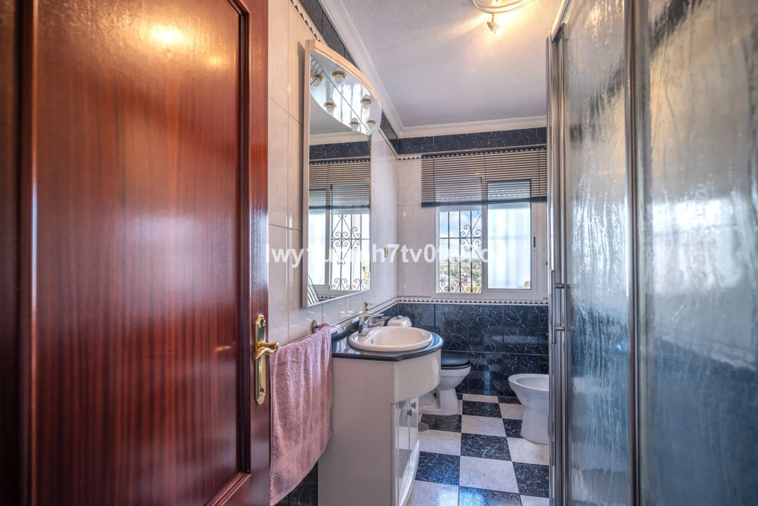 MAGNIFICENT CORNER HOUSE WITH SEA VIEWS AND A 10-MINUTE WALK TO THE CITY CENTRE