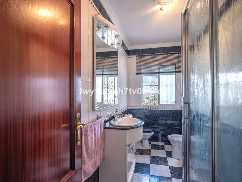 MAGNIFICENT CORNER HOUSE WITH SEA VIEWS AND A 10-MINUTE WALK TO THE CITY CENTRE