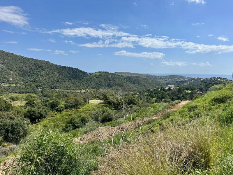 Located in the prestigious enclave of Montemayor, Benahavís, this stunning 2,996 m2 plot offers a privileged natural setting and panoramic sea views. With a southeast orientation, Plot D4 enjoys excellent sunlight and a peaceful atmosphere surrounded by n