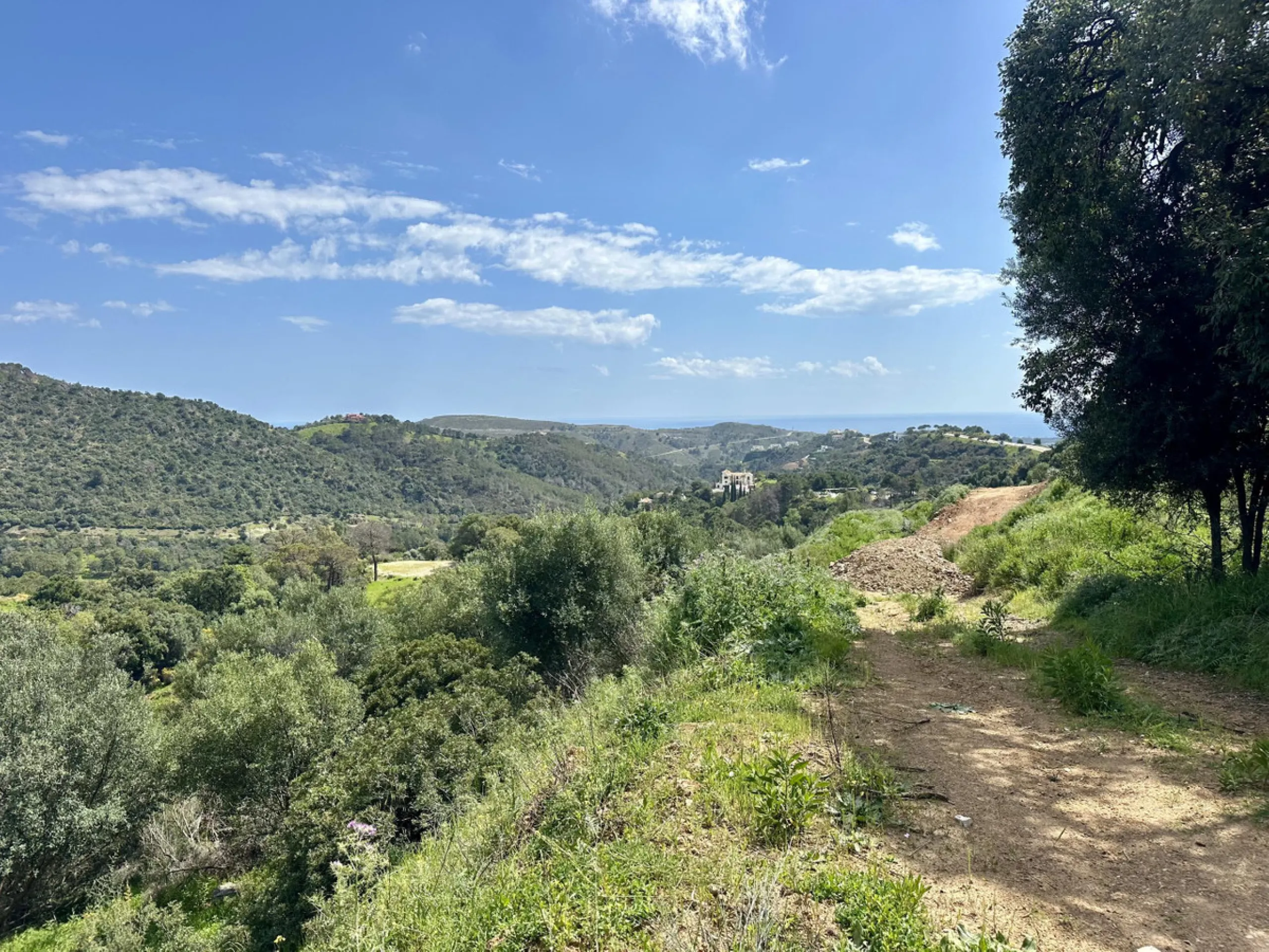 Located in the prestigious enclave of Montemayor, Benahavís, this stunning 2,996 m2 plot offers a privileged natural setting and panoramic sea views. With a southeast orientation, Plot D4 enjoys excellent sunlight and a peaceful atmosphere surrounded by n