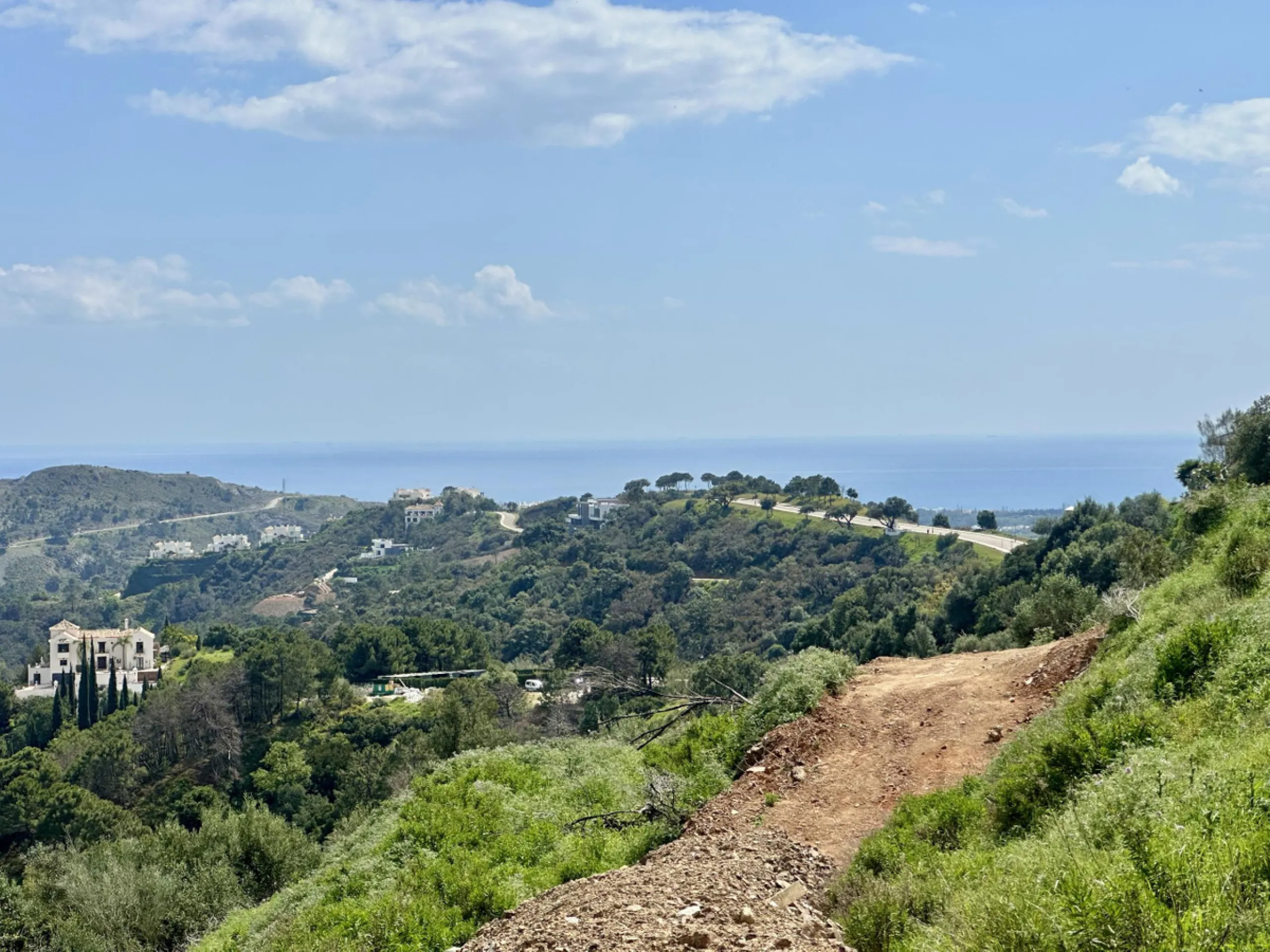 Located in the prestigious enclave of Montemayor, Benahavís, this stunning 2,996 m2 plot offers a privileged natural setting and panoramic sea views. With a southeast orientation, Plot D4 enjoys excellent sunlight and a peaceful atmosphere surrounded by n