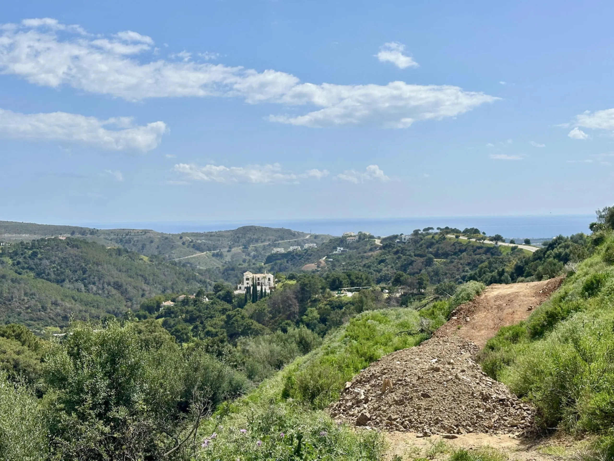 Located in the prestigious enclave of Montemayor, Benahavís, this stunning 2,996 m2 plot offers a privileged natural setting and panoramic sea views. With a southeast orientation, Plot D4 enjoys excellent sunlight and a peaceful atmosphere surrounded by n