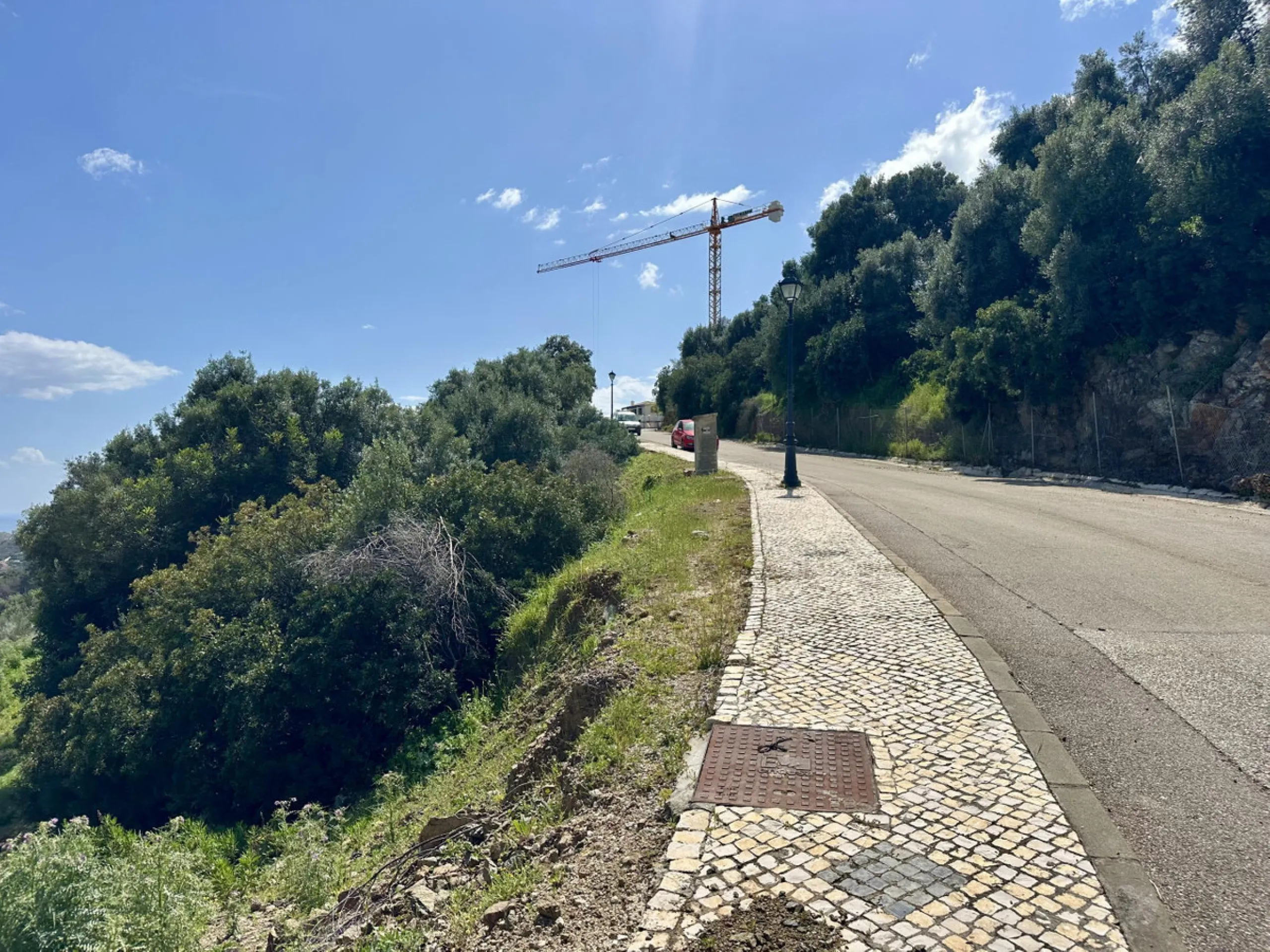 Located in the prestigious enclave of Montemayor, Benahavís, this stunning 2,996 m2 plot offers a privileged natural setting and panoramic sea views. With a southeast orientation, Plot D4 enjoys excellent sunlight and a peaceful atmosphere surrounded by n
