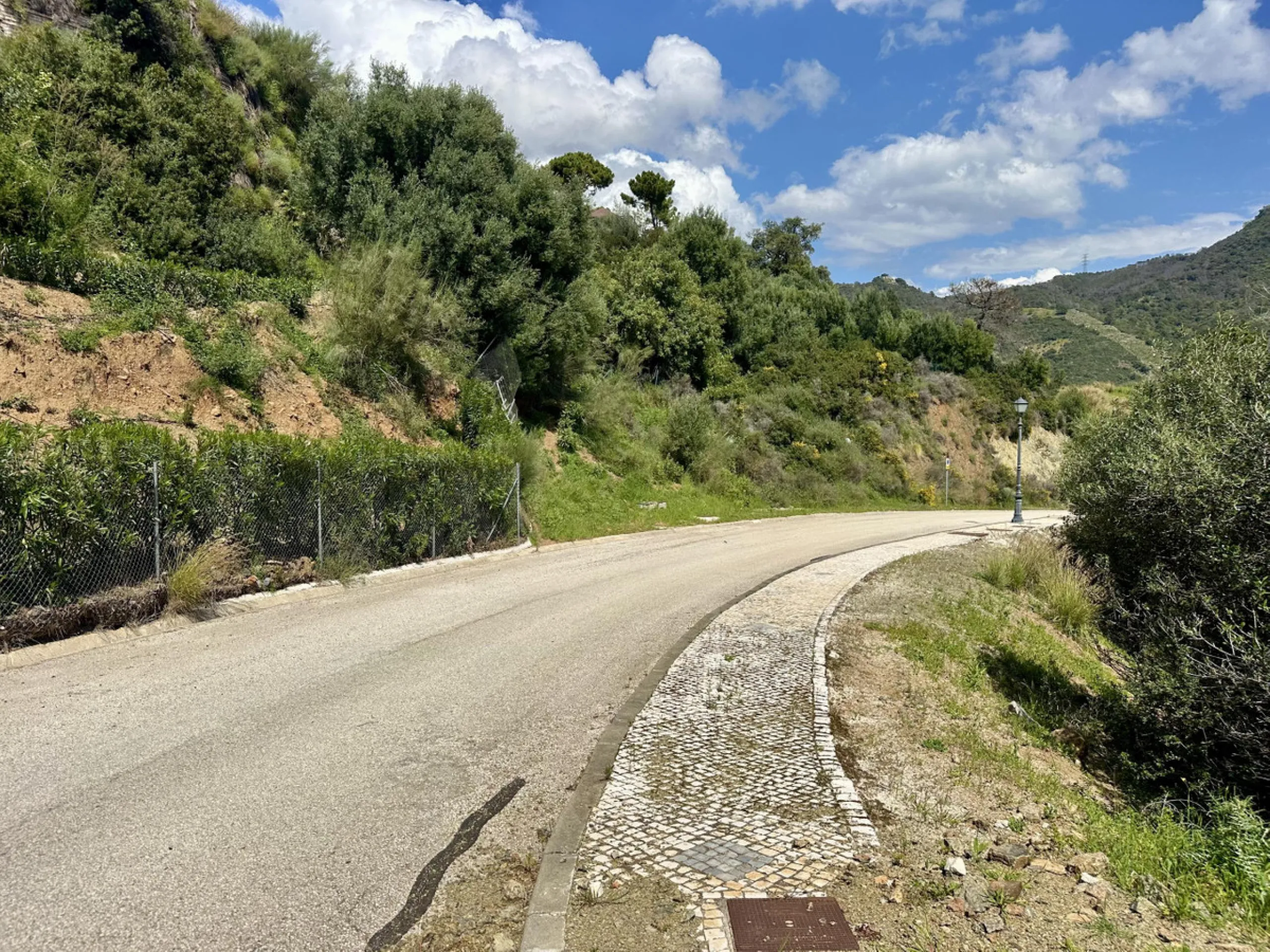 Located in the prestigious enclave of Montemayor, Benahavís, this stunning 2,996 m2 plot offers a privileged natural setting and panoramic sea views. With a southeast orientation, Plot D4 enjoys excellent sunlight and a peaceful atmosphere surrounded by n