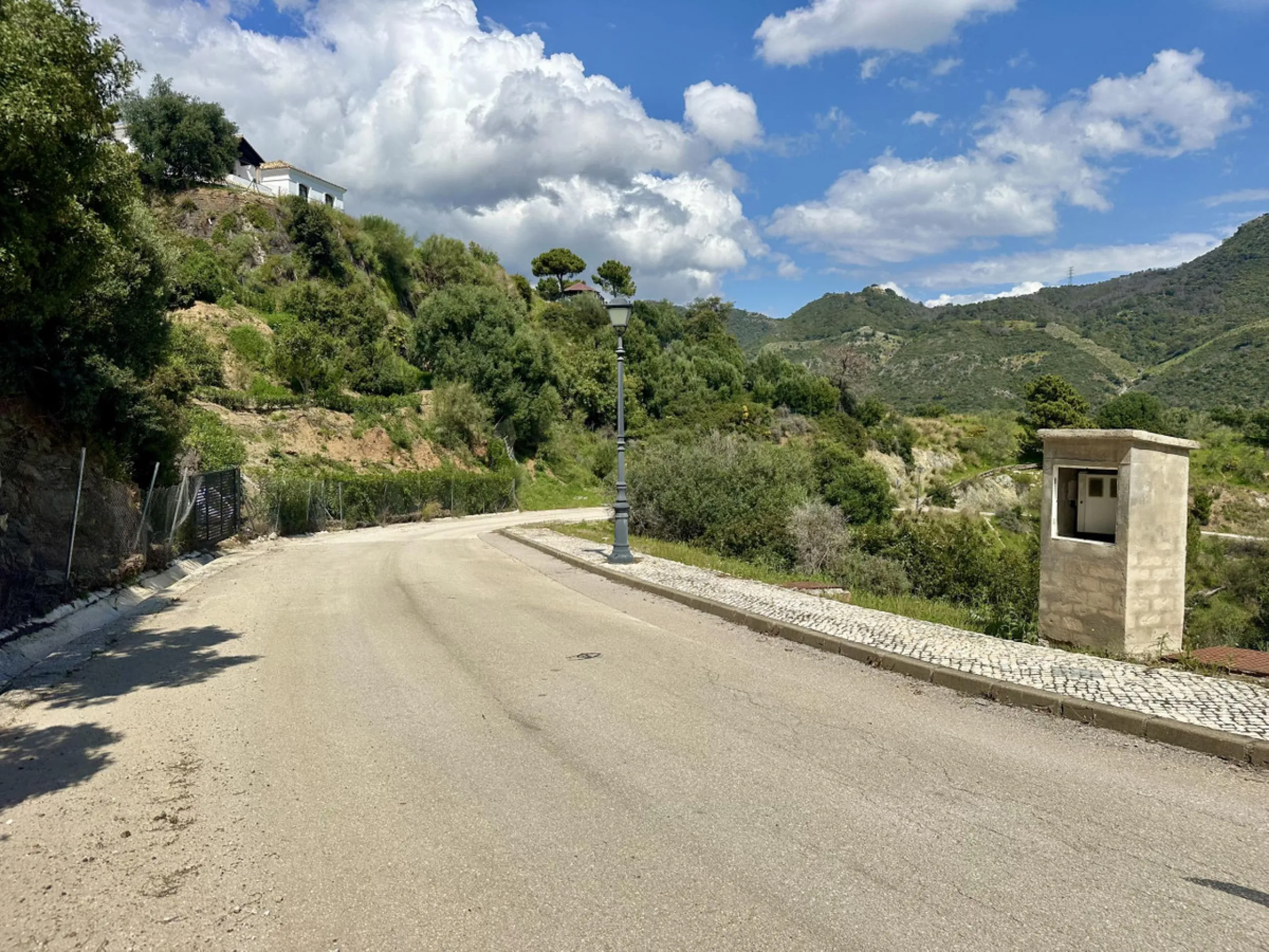 Located in the prestigious enclave of Montemayor, Benahavís, this stunning 2,996 m2 plot offers a privileged natural setting and panoramic sea views. With a southeast orientation, Plot D4 enjoys excellent sunlight and a peaceful atmosphere surrounded by n