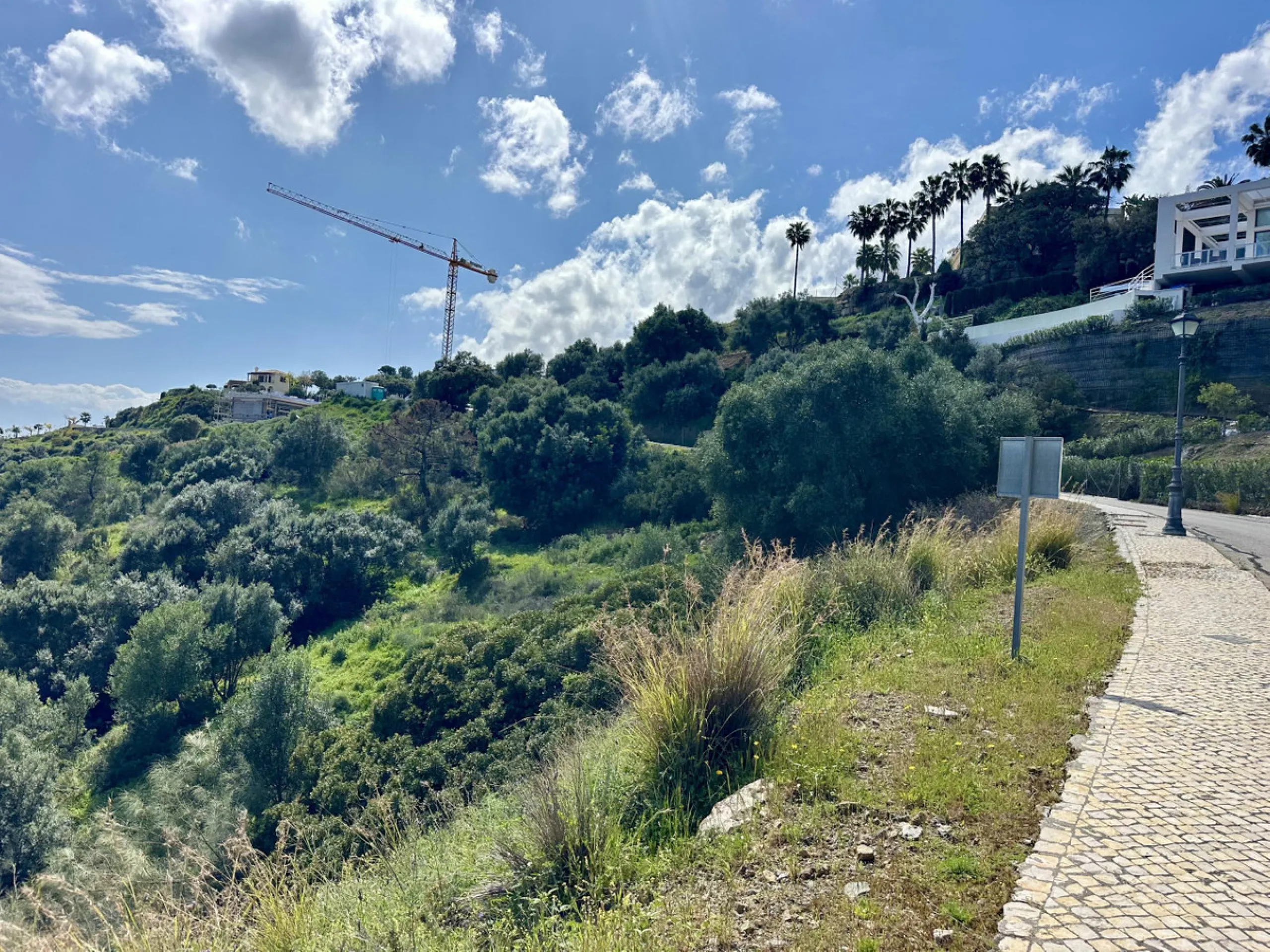 Located in the prestigious enclave of Montemayor, Benahavís, this stunning 2,996 m2 plot offers a privileged natural setting and panoramic sea views. With a southeast orientation, Plot D4 enjoys excellent sunlight and a peaceful atmosphere surrounded by n