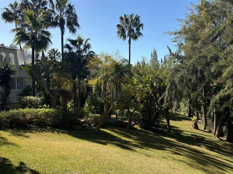 Beautiful south-facing 2-bedroom, 1-bathroom apartment located in La Reserva de Marbella.
