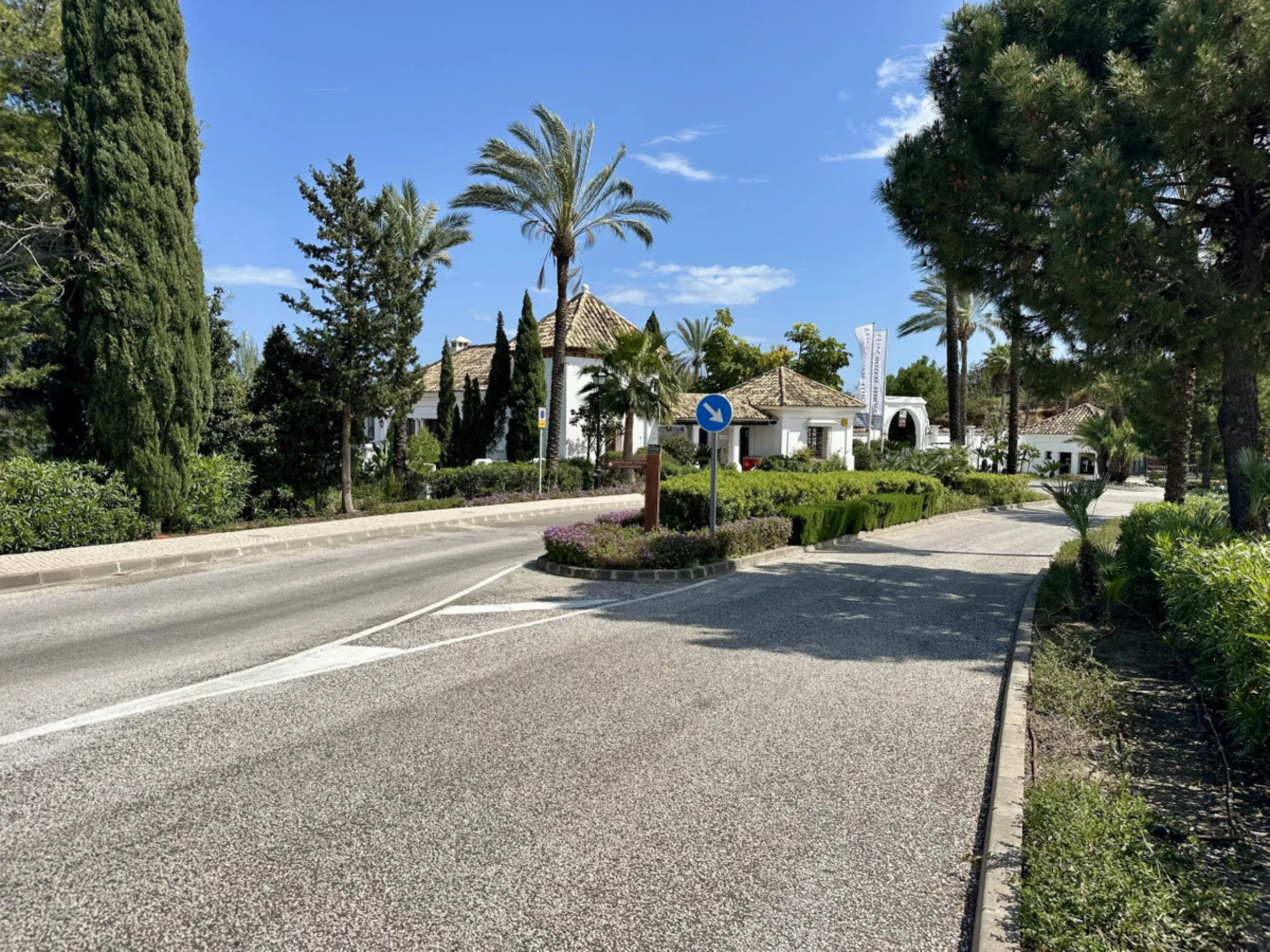 Located in the prestigious enclave of Montemayor, Benahavís, this stunning 2,996 m2 plot offers a privileged natural setting and panoramic sea views. With a southeast orientation, Plot D4 enjoys excellent sunlight and a peaceful atmosphere surrounded by n