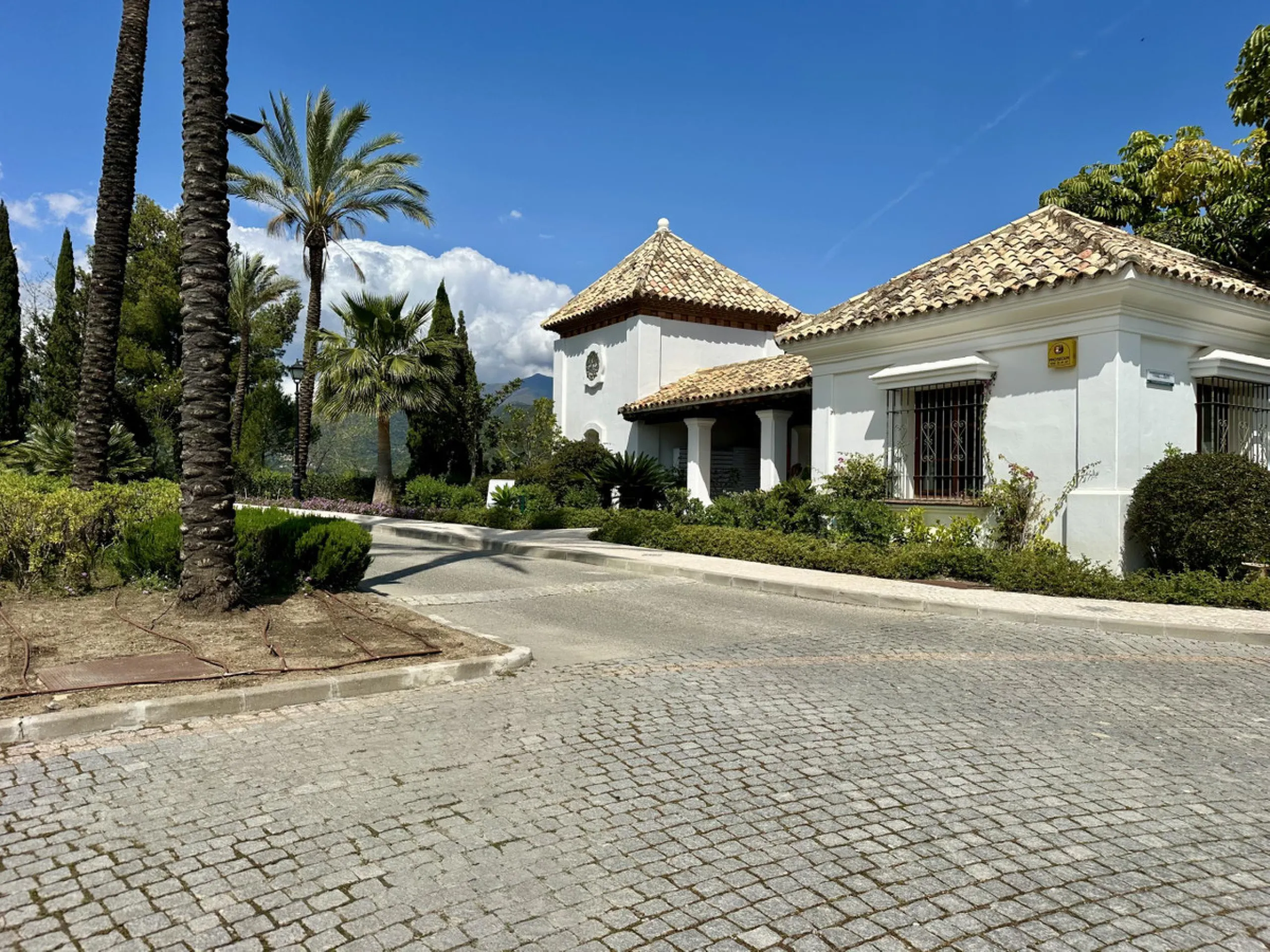 Located in the prestigious enclave of Montemayor, Benahavís, this stunning 2,996 m2 plot offers a privileged natural setting and panoramic sea views. With a southeast orientation, Plot D4 enjoys excellent sunlight and a peaceful atmosphere surrounded by n