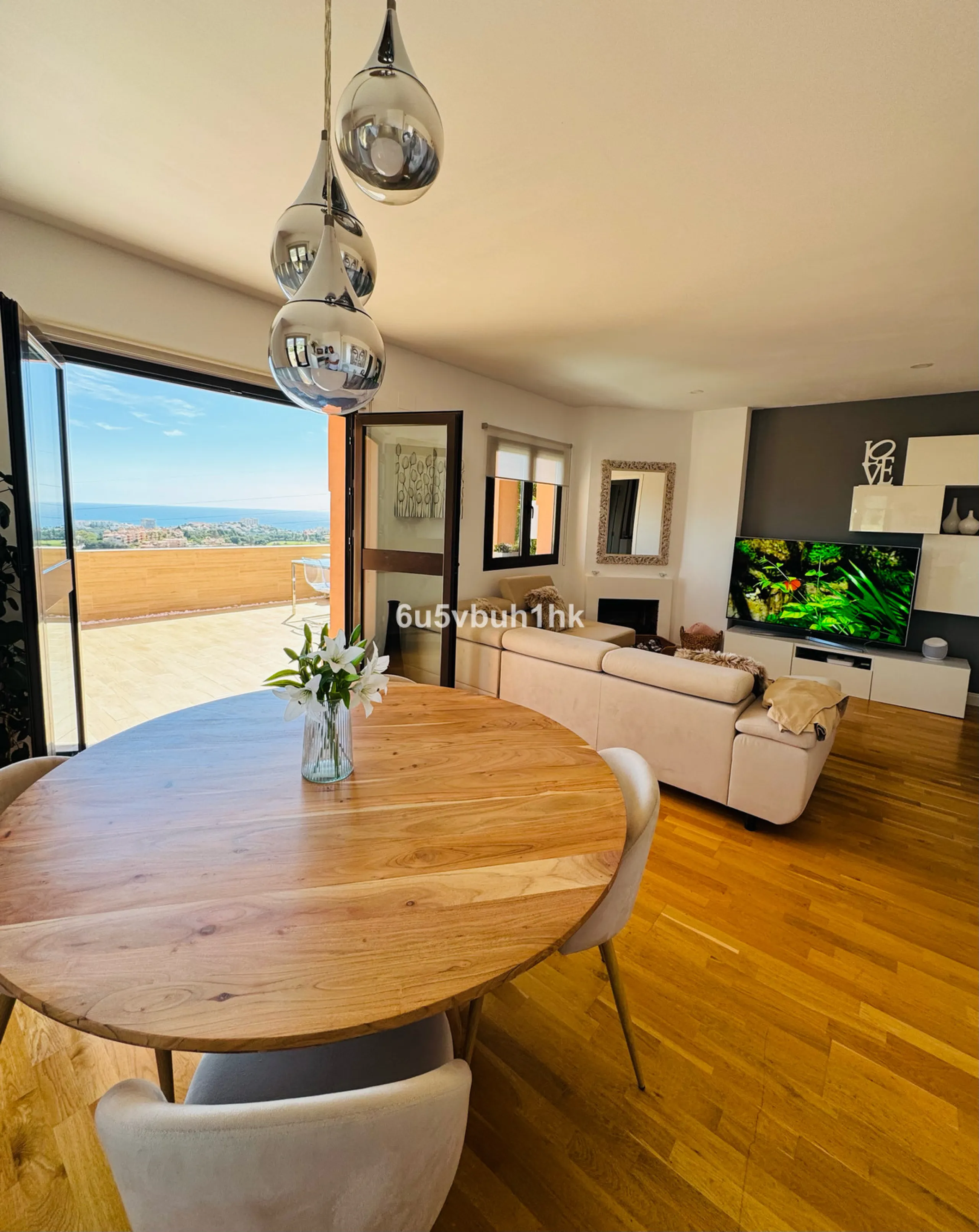 House - Detached Villa в продаже в Benalmadena, Málaga. В доме 3 спален и 3 ванных комнат. Площадь дома 182 м². Площадь участка 294 м²