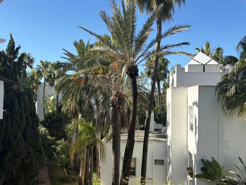 Beautiful south-facing 2-bedroom, 1-bathroom apartment located in La Reserva de Marbella.