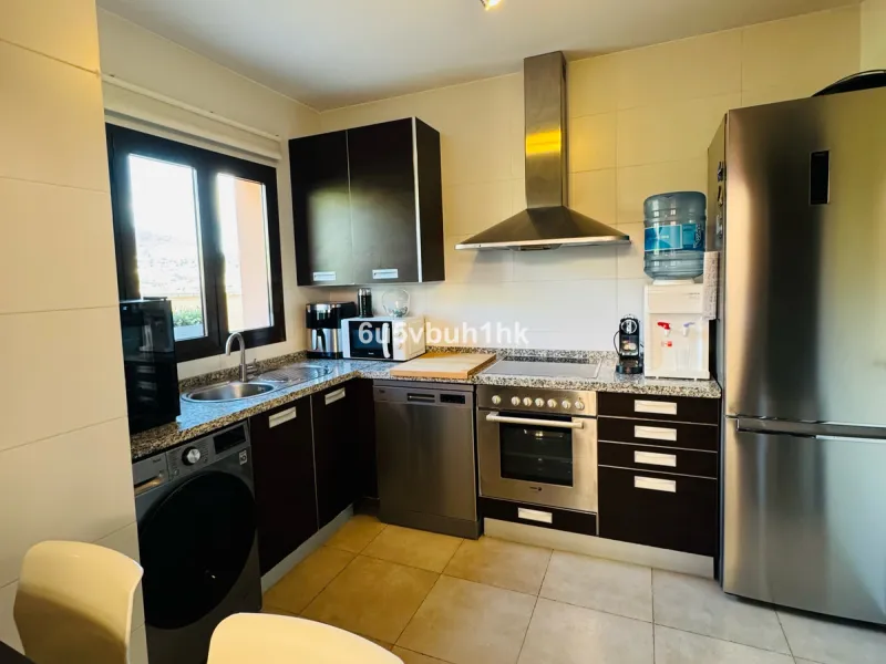 House - Detached Villa в продаже в Benalmadena, Málaga. В доме 3 спален и 3 ванных комнат. Площадь дома 182 м². Площадь участка 294 м²
