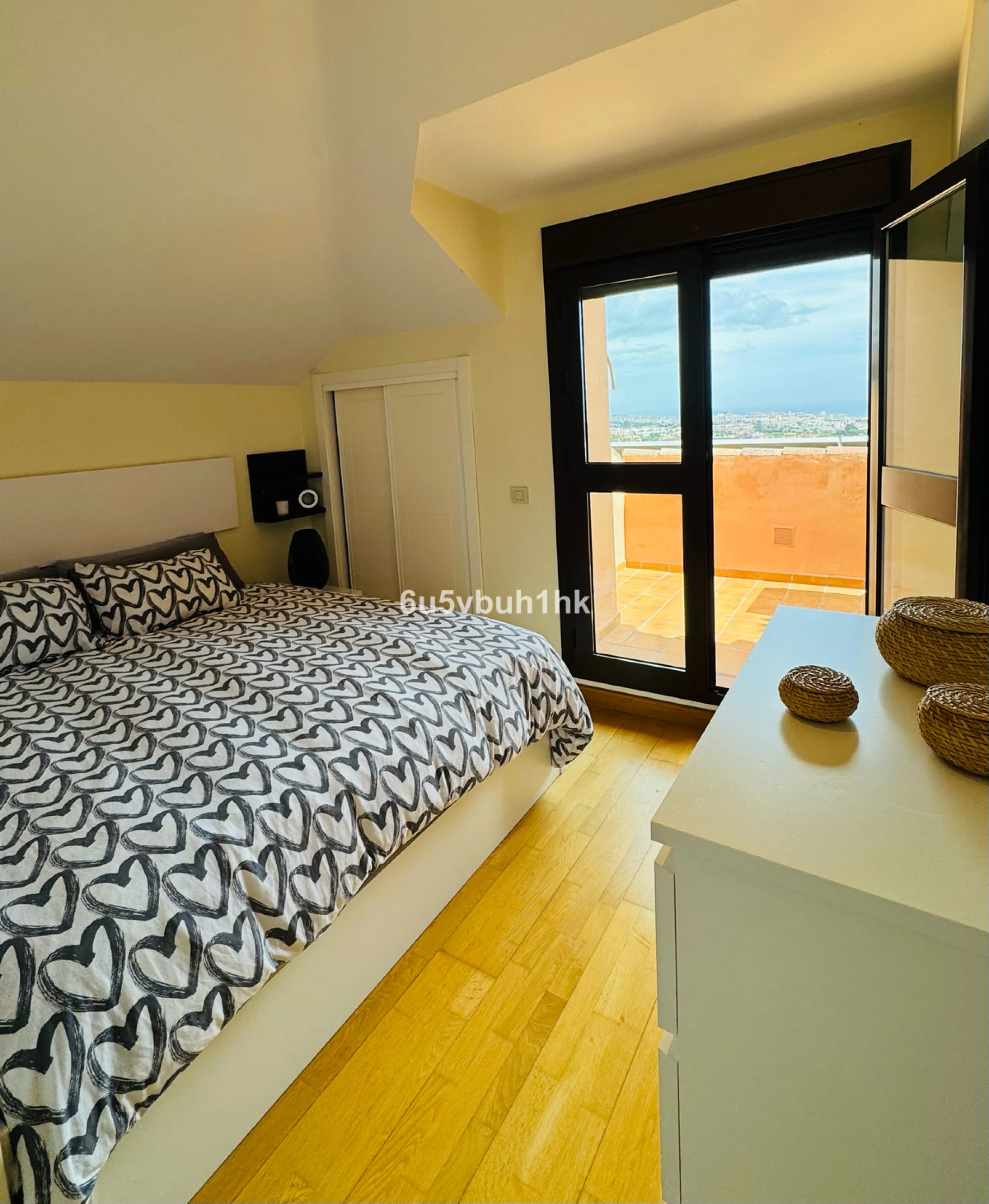 House - Detached Villa в продаже в Benalmadena, Málaga. В доме 3 спален и 3 ванных комнат. Площадь дома 182 м². Площадь участка 294 м²