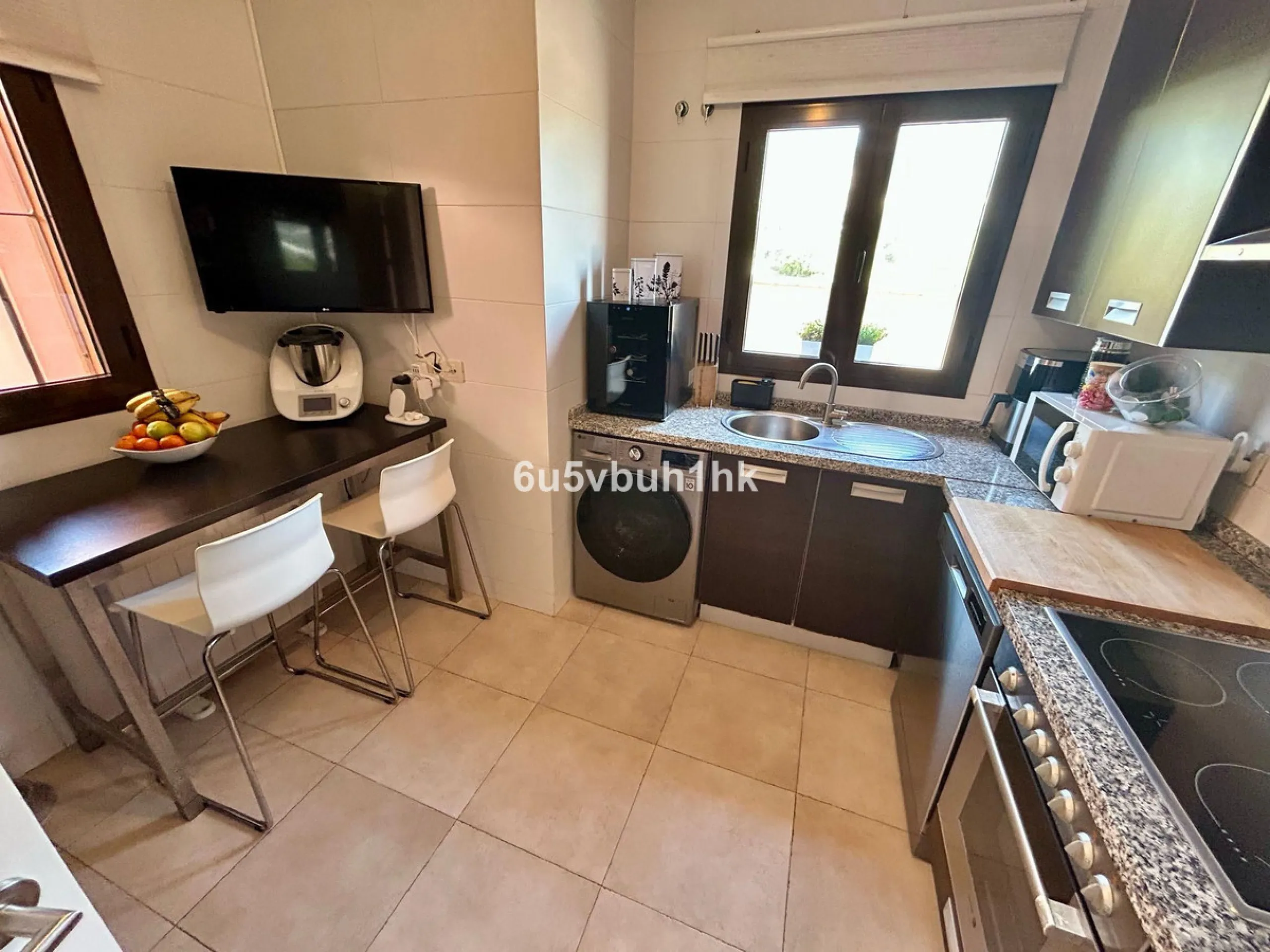 House - Detached Villa в продаже в Benalmadena, Málaga. В доме 3 спален и 3 ванных комнат. Площадь дома 182 м². Площадь участка 294 м²
