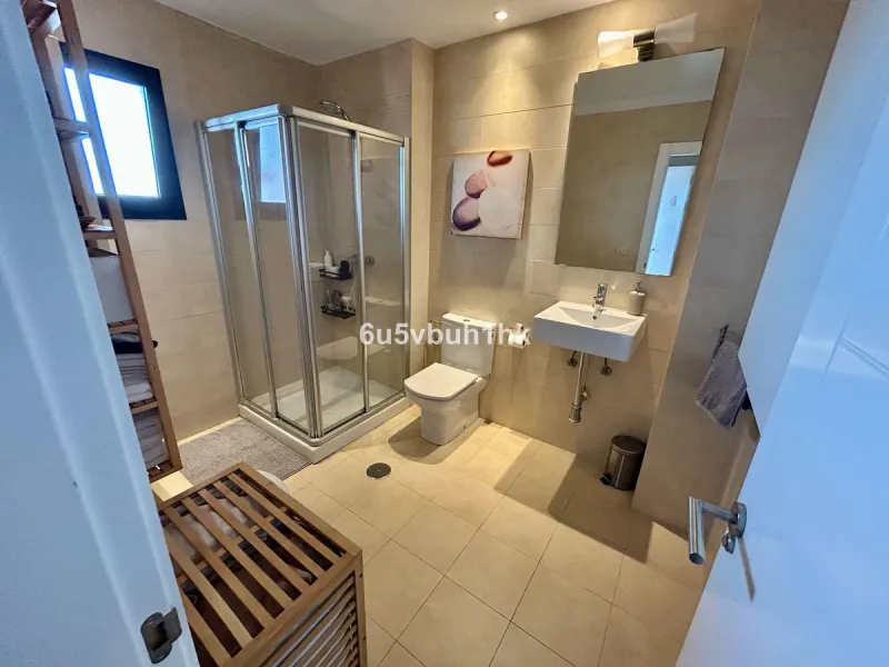 House - Detached Villa в продаже в Benalmadena, Málaga. В доме 3 спален и 3 ванных комнат. Площадь дома 182 м². Площадь участка 294 м²