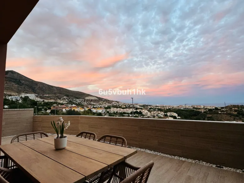 House - Detached Villa в продаже в Benalmadena, Málaga. В доме 3 спален и 3 ванных комнат. Площадь дома 182 м². Площадь участка 294 м²