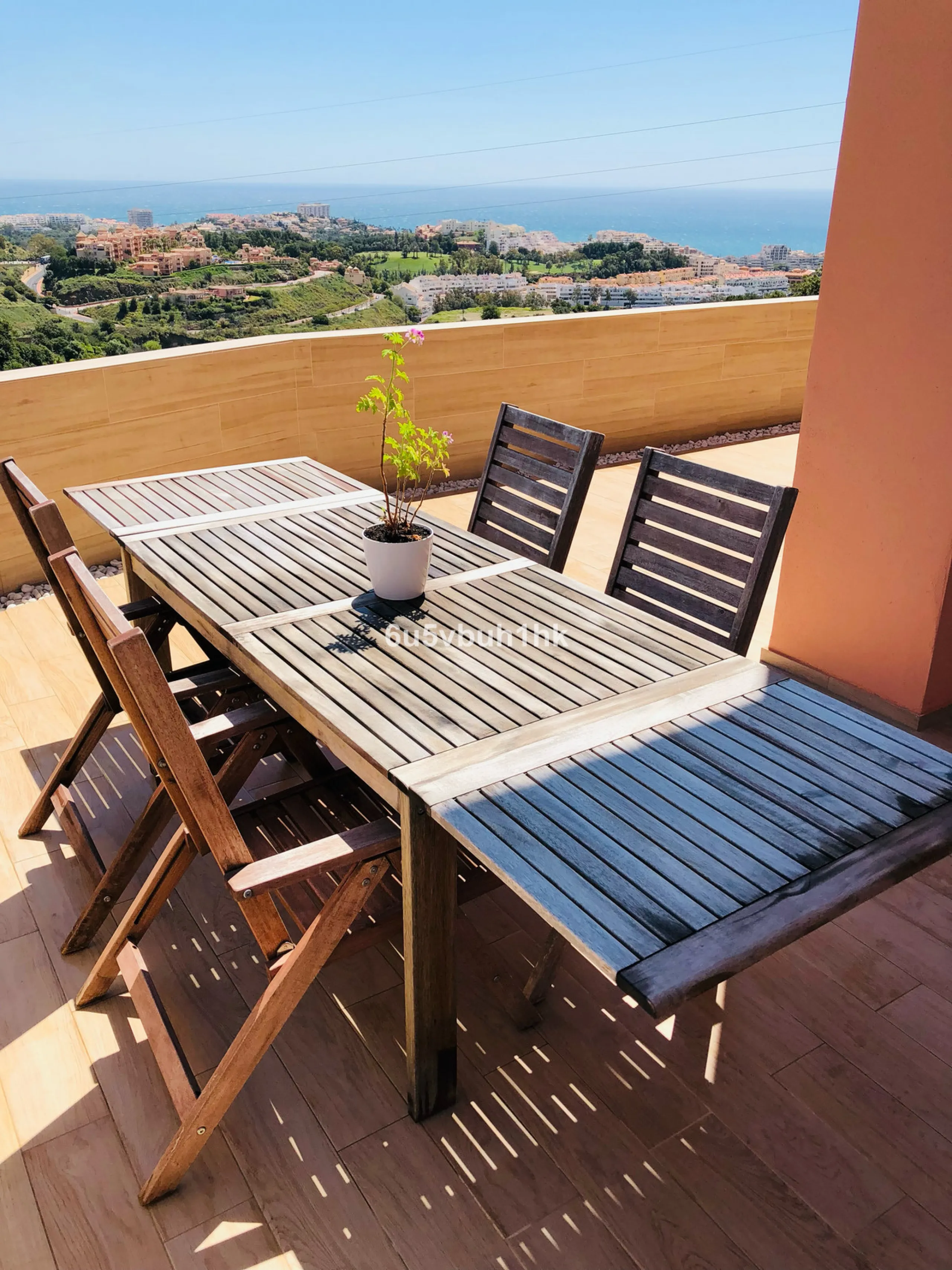 House - Detached Villa в продаже в Benalmadena, Málaga. В доме 3 спален и 3 ванных комнат. Площадь дома 182 м². Площадь участка 294 м²