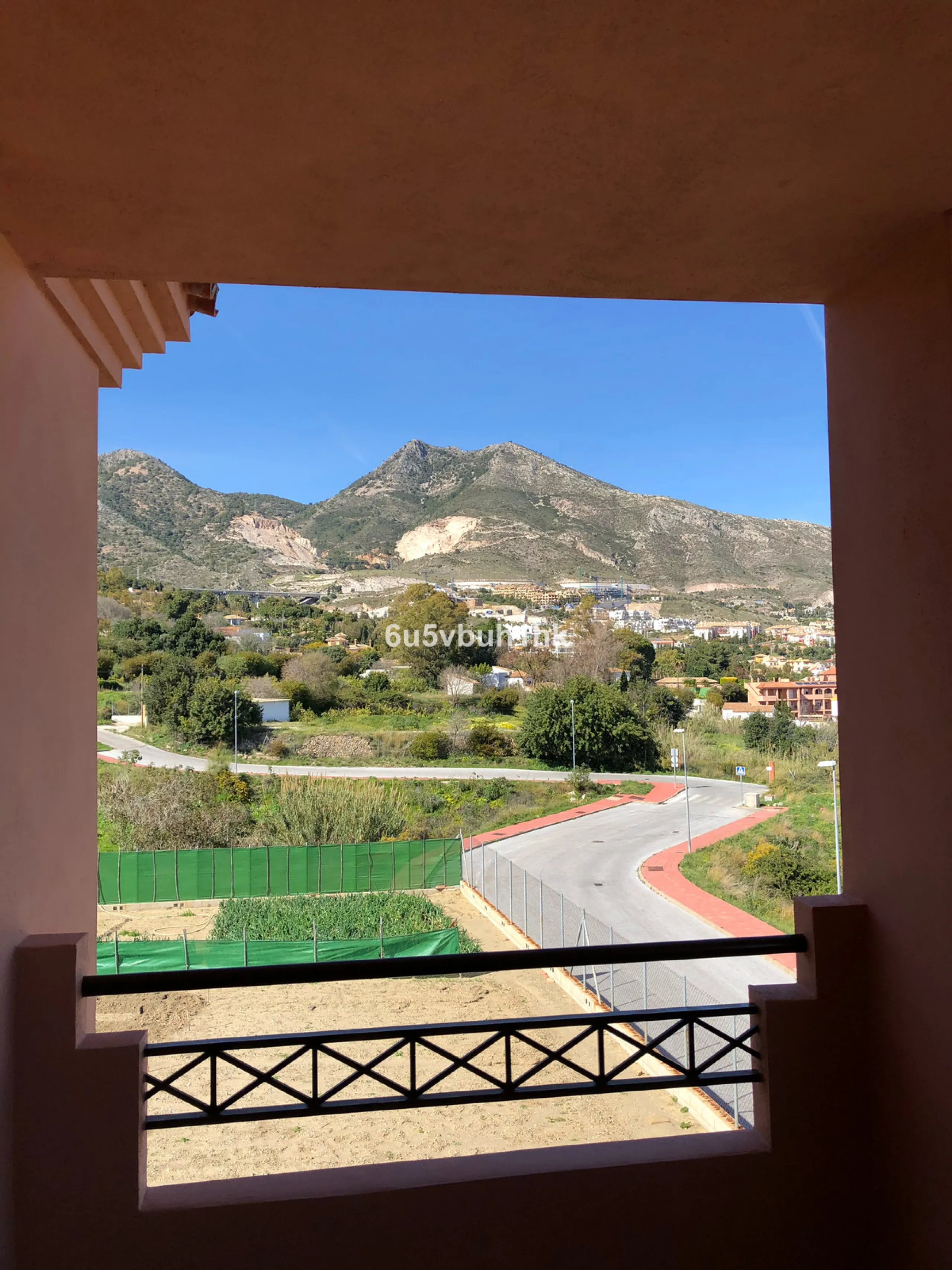 House - Detached Villa в продаже в Benalmadena, Málaga. В доме 3 спален и 3 ванных комнат. Площадь дома 182 м². Площадь участка 294 м²
