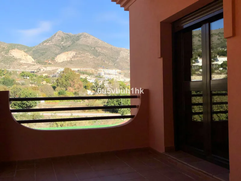 House - Detached Villa в продаже в Benalmadena, Málaga. В доме 3 спален и 3 ванных комнат. Площадь дома 182 м². Площадь участка 294 м²