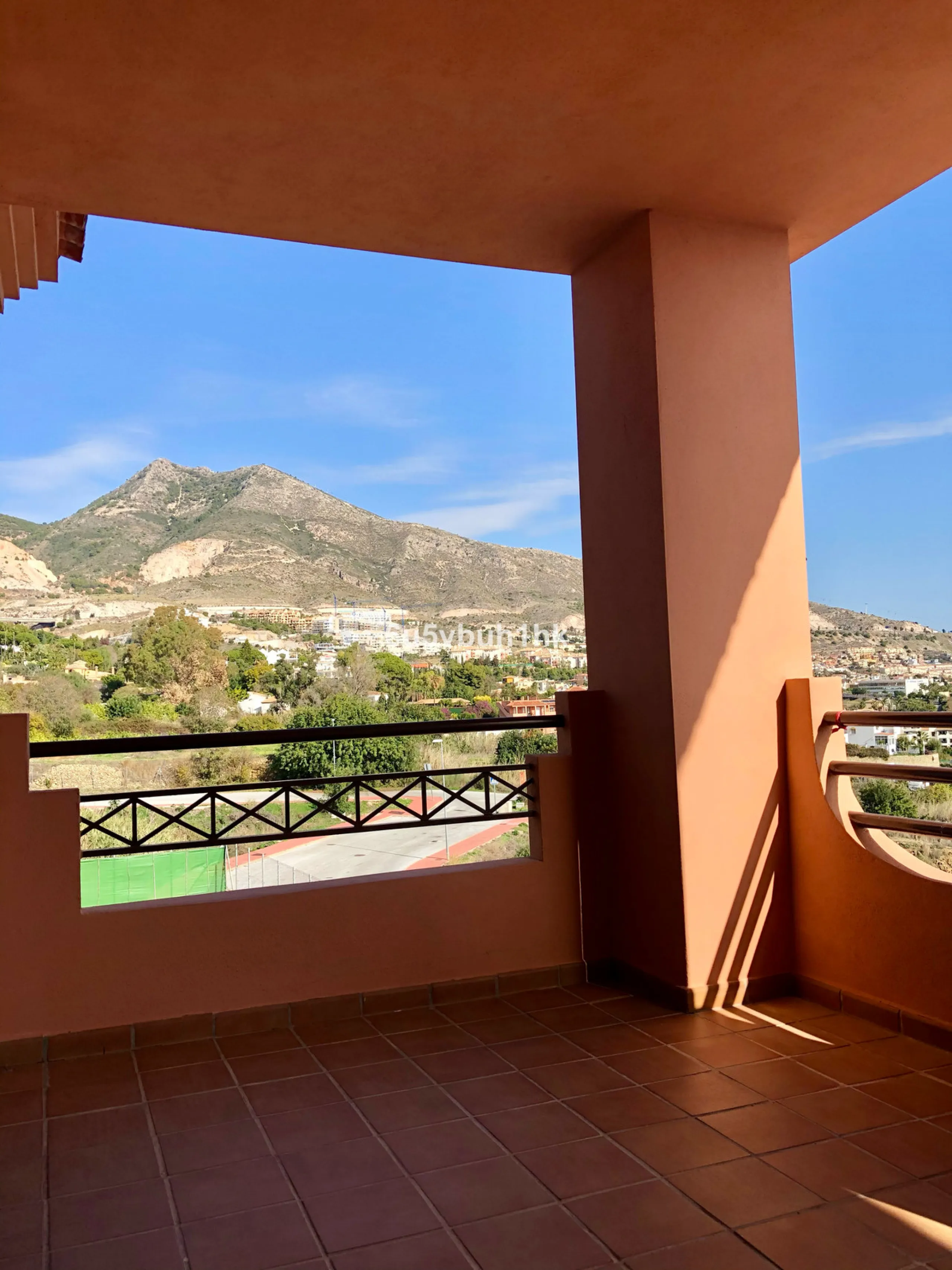 House - Detached Villa в продаже в Benalmadena, Málaga. В доме 3 спален и 3 ванных комнат. Площадь дома 182 м². Площадь участка 294 м²