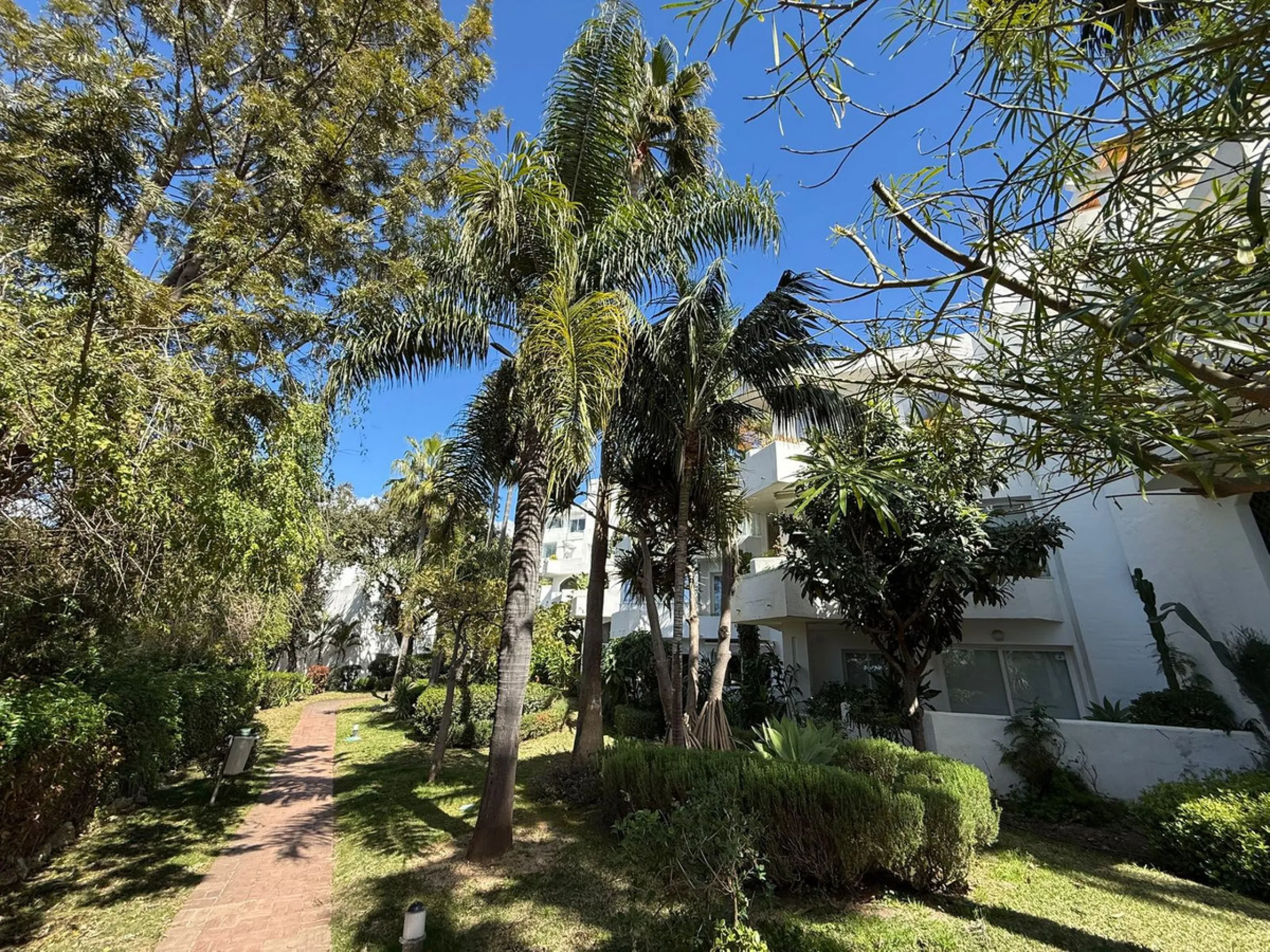 Beautiful south-facing 2-bedroom, 1-bathroom apartment located in La Reserva de Marbella.