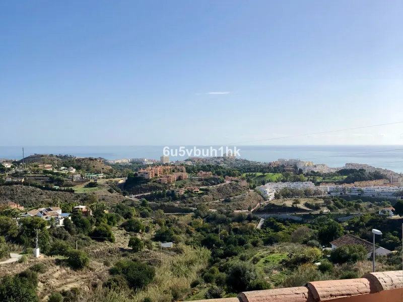 House - Detached Villa в продаже в Benalmadena, Málaga. В доме 3 спален и 3 ванных комнат. Площадь дома 182 м². Площадь участка 294 м²