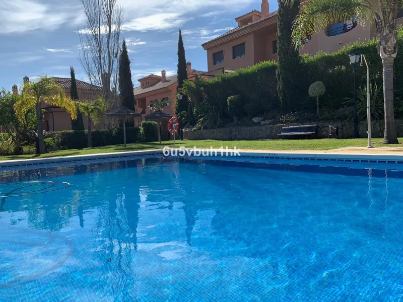 House - Detached Villa в продаже в Benalmadena, Málaga. В доме 3 спален и 3 ванных комнат. Площадь дома 182 м². Площадь участка 294 м²