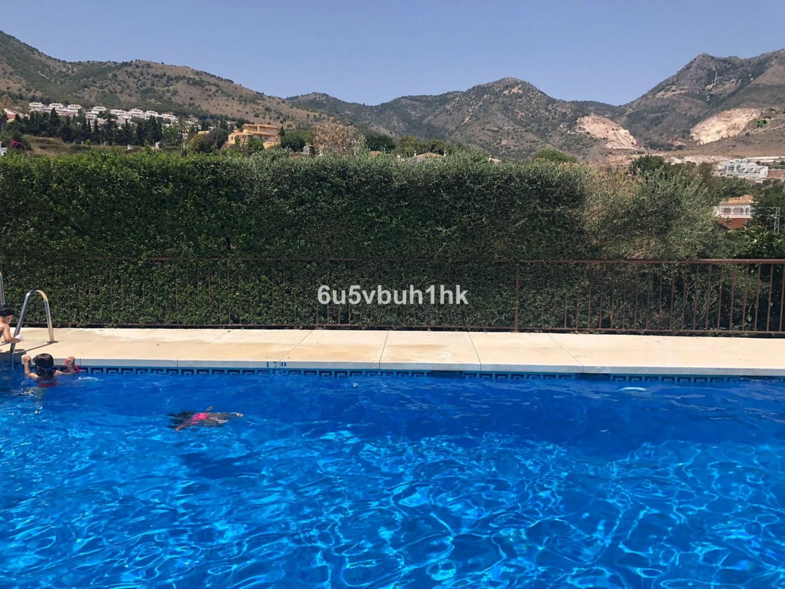 House - Detached Villa в продаже в Benalmadena, Málaga. В доме 3 спален и 3 ванных комнат. Площадь дома 182 м². Площадь участка 294 м²