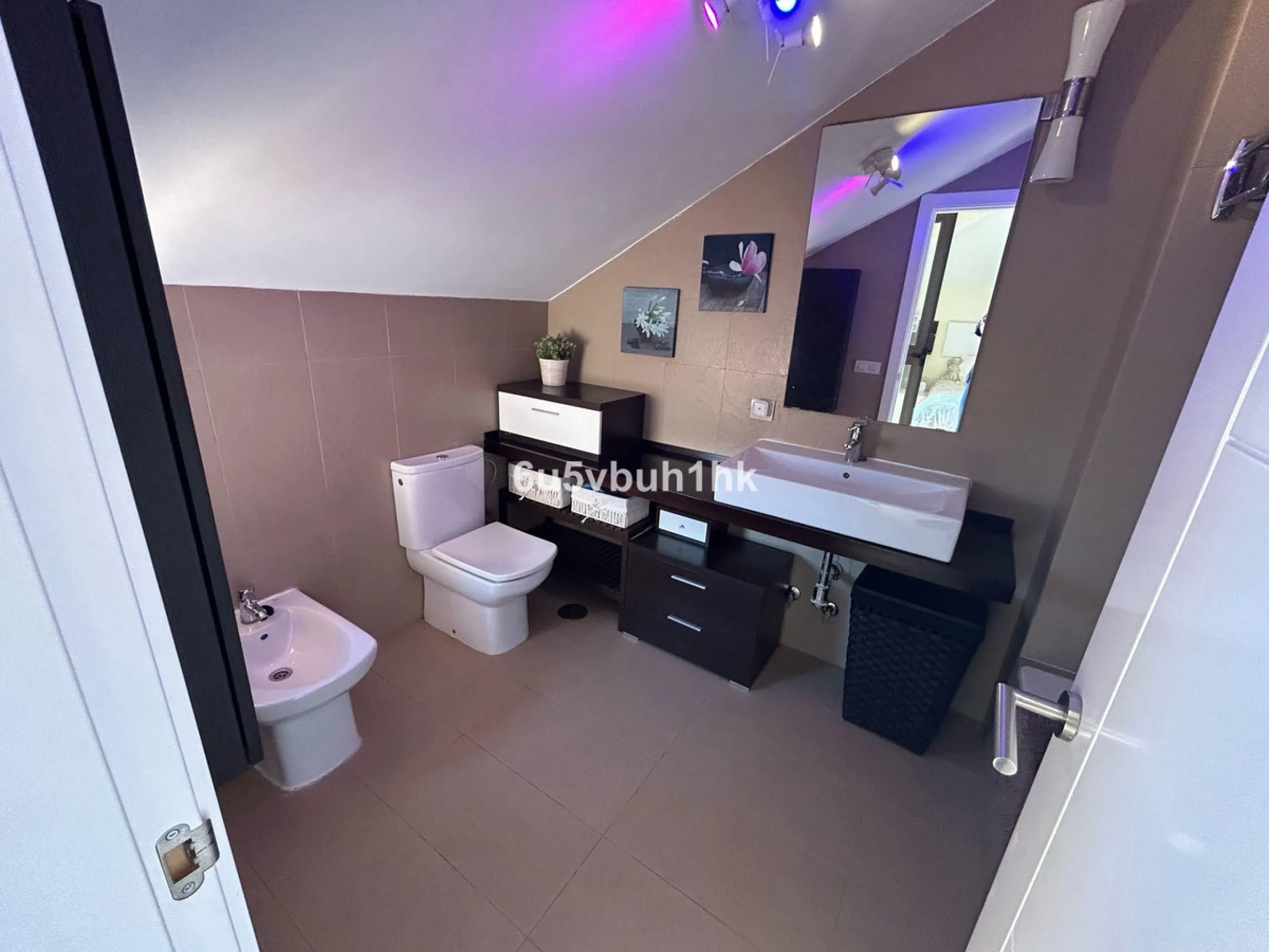 House - Detached Villa в продаже в Benalmadena, Málaga. В доме 3 спален и 3 ванных комнат. Площадь дома 182 м². Площадь участка 294 м²