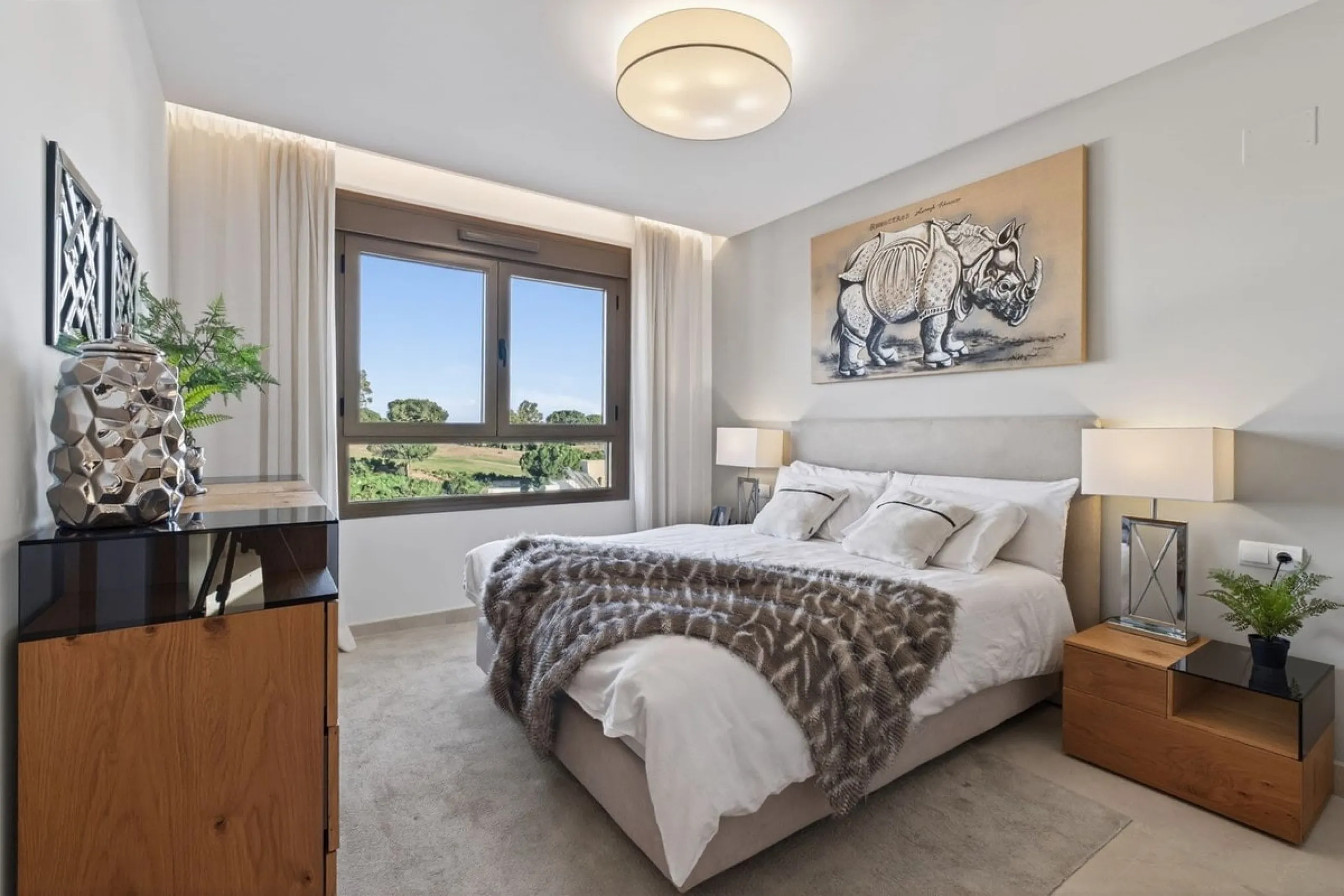 Dieses stilvolle Reihenhaus vereint Wohnraum, Natürlichkeit und modernes Design zu einem komfortablen Zuhause – ideal für den dauerhaften Wohnsitz oder als Ferienwohnung. Marmorböden und ein warmes, zeitgenössisches Ambiente zeichnen es aus