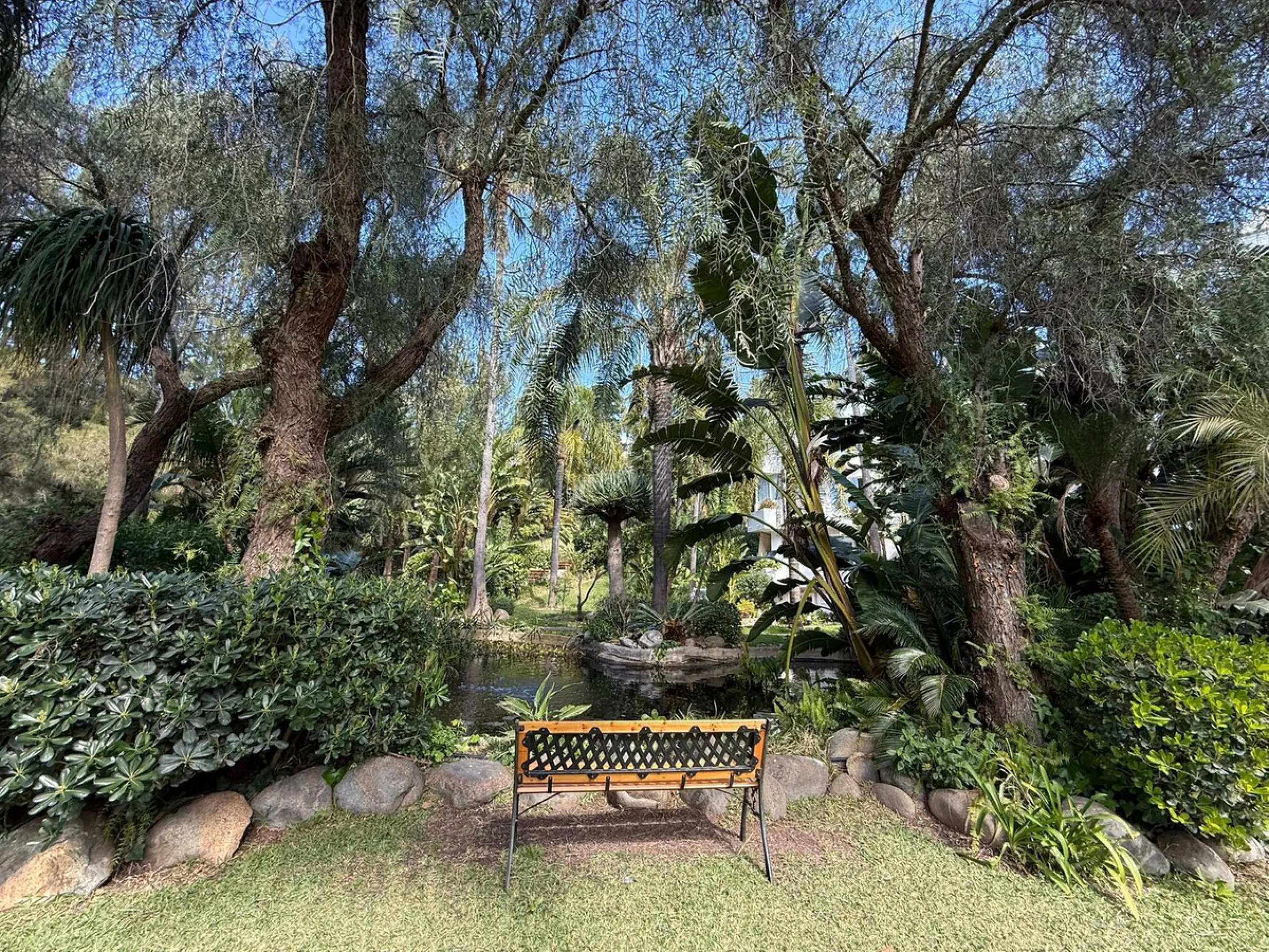 Beautiful south-facing 2-bedroom, 1-bathroom apartment located in La Reserva de Marbella.