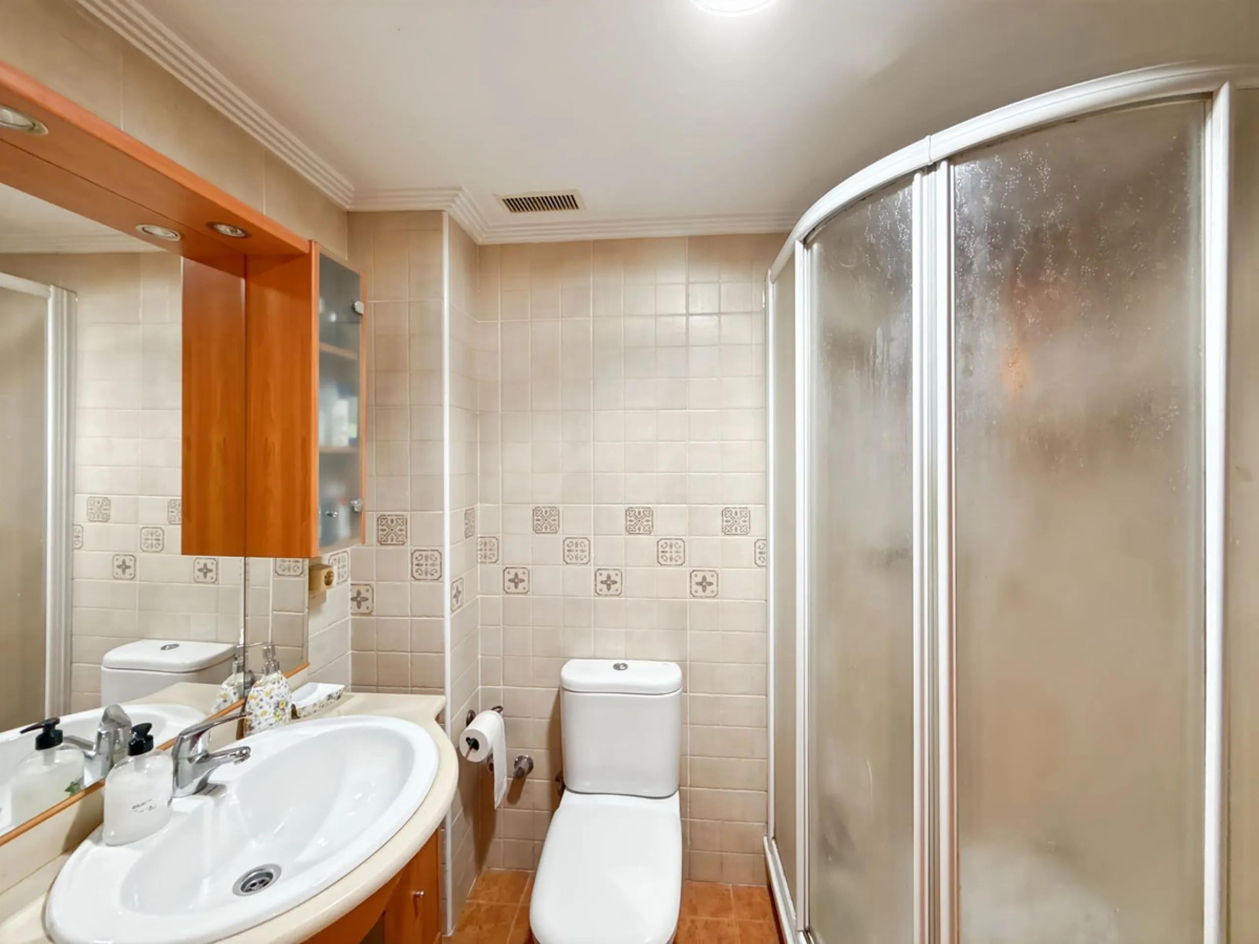 Imagine waking up every morning to the sea breeze on your skin. Living just 200 meters from the beach, in one of Málaga's most authentic—and up-and-coming—neighborhoods. Welcome to your new home on Héroes de Sostoa Street, in vibrant Perchel Sur: a place 